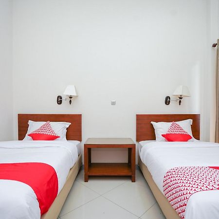 OYO 1430 Hotel Ratna Syariah Probolinggo Bagian luar foto