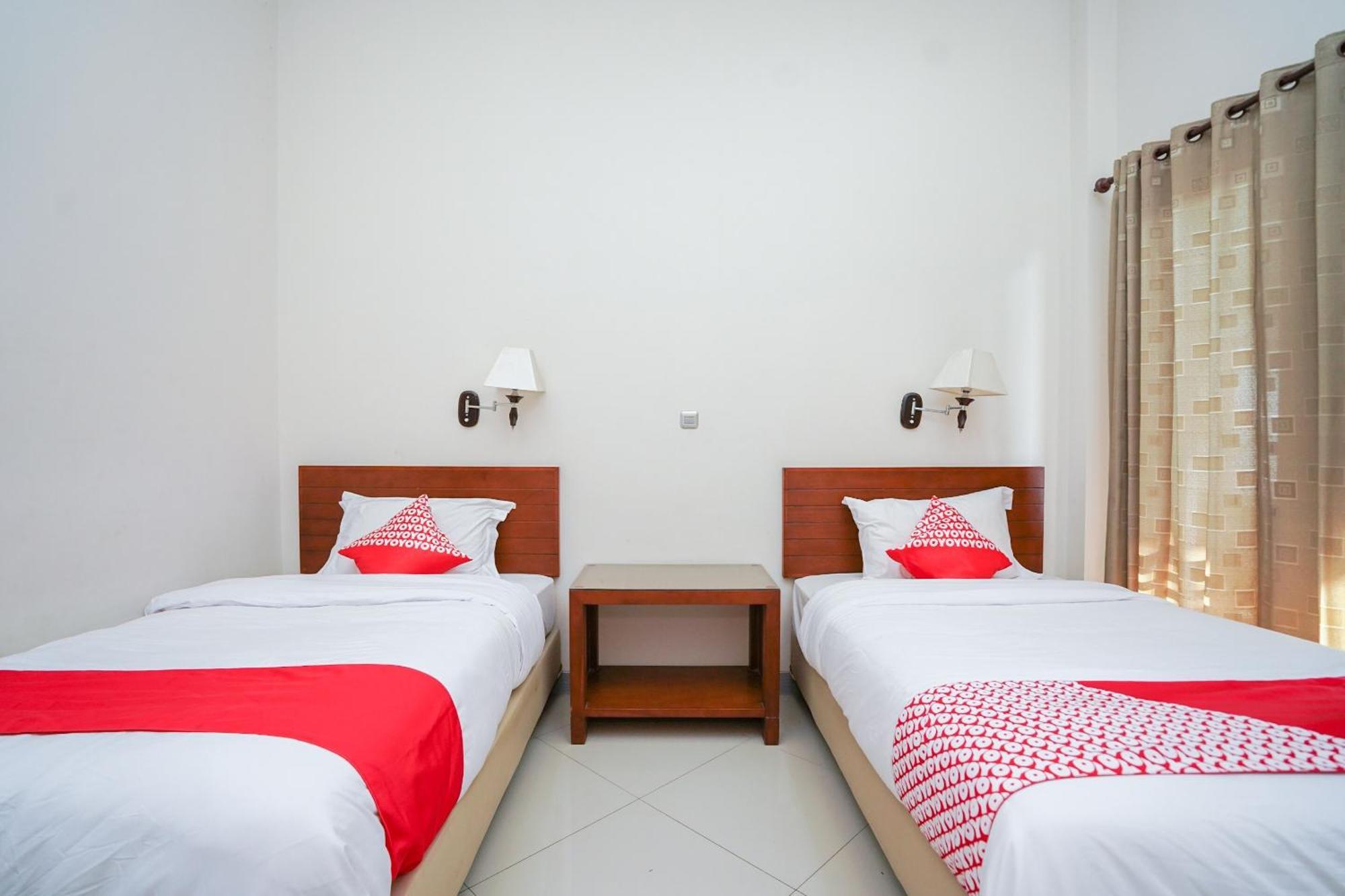 OYO 1430 Hotel Ratna Syariah Probolinggo Bagian luar foto