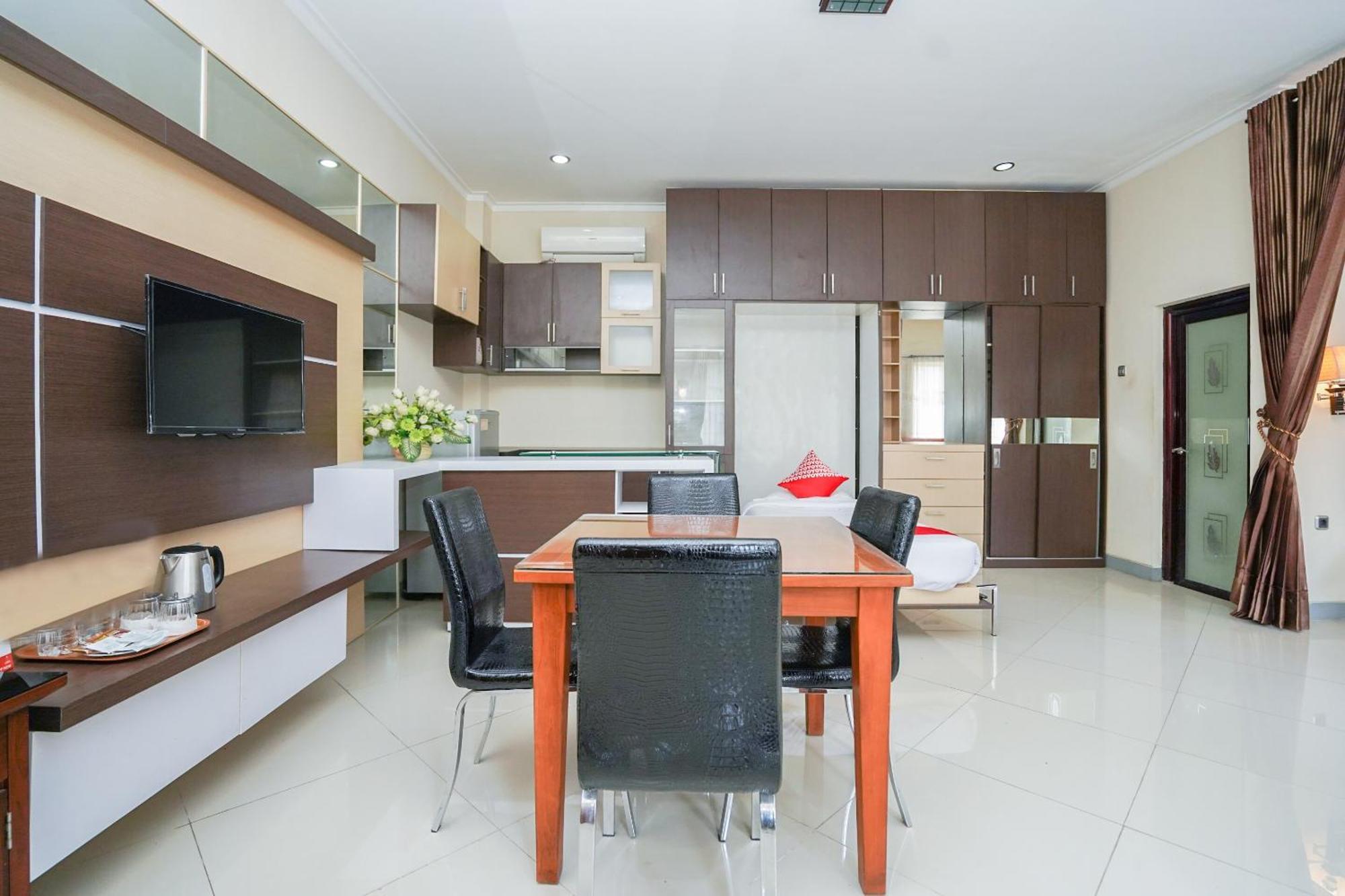 OYO 1430 Hotel Ratna Syariah Probolinggo Bagian luar foto