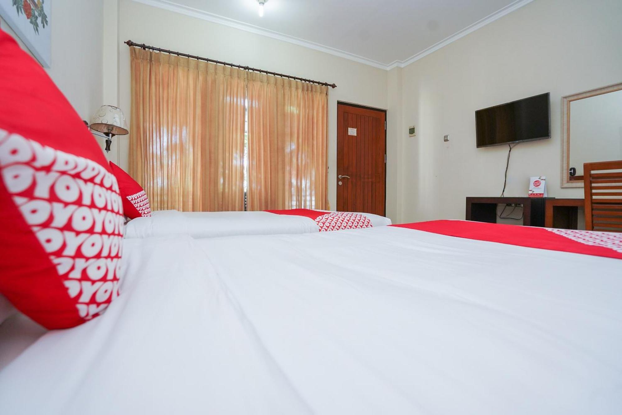 OYO 1430 Hotel Ratna Syariah Probolinggo Bagian luar foto