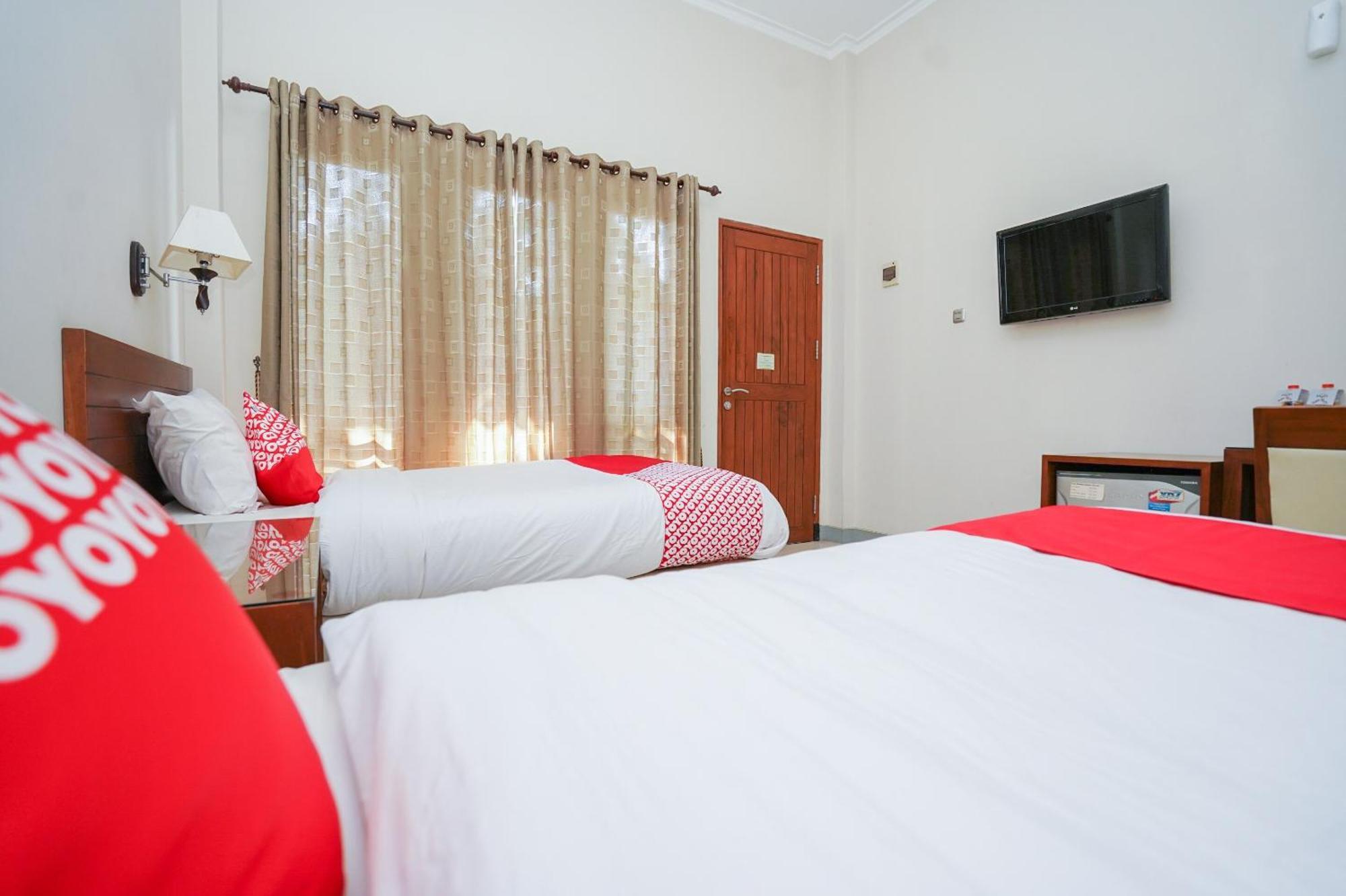 OYO 1430 Hotel Ratna Syariah Probolinggo Bagian luar foto