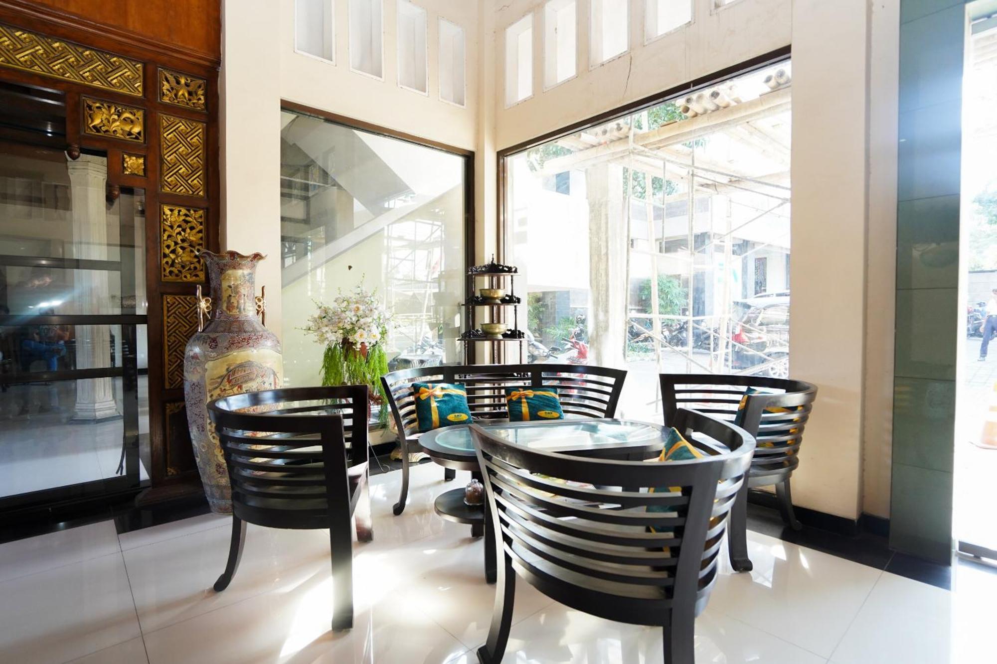 OYO 1430 Hotel Ratna Syariah Probolinggo Bagian luar foto