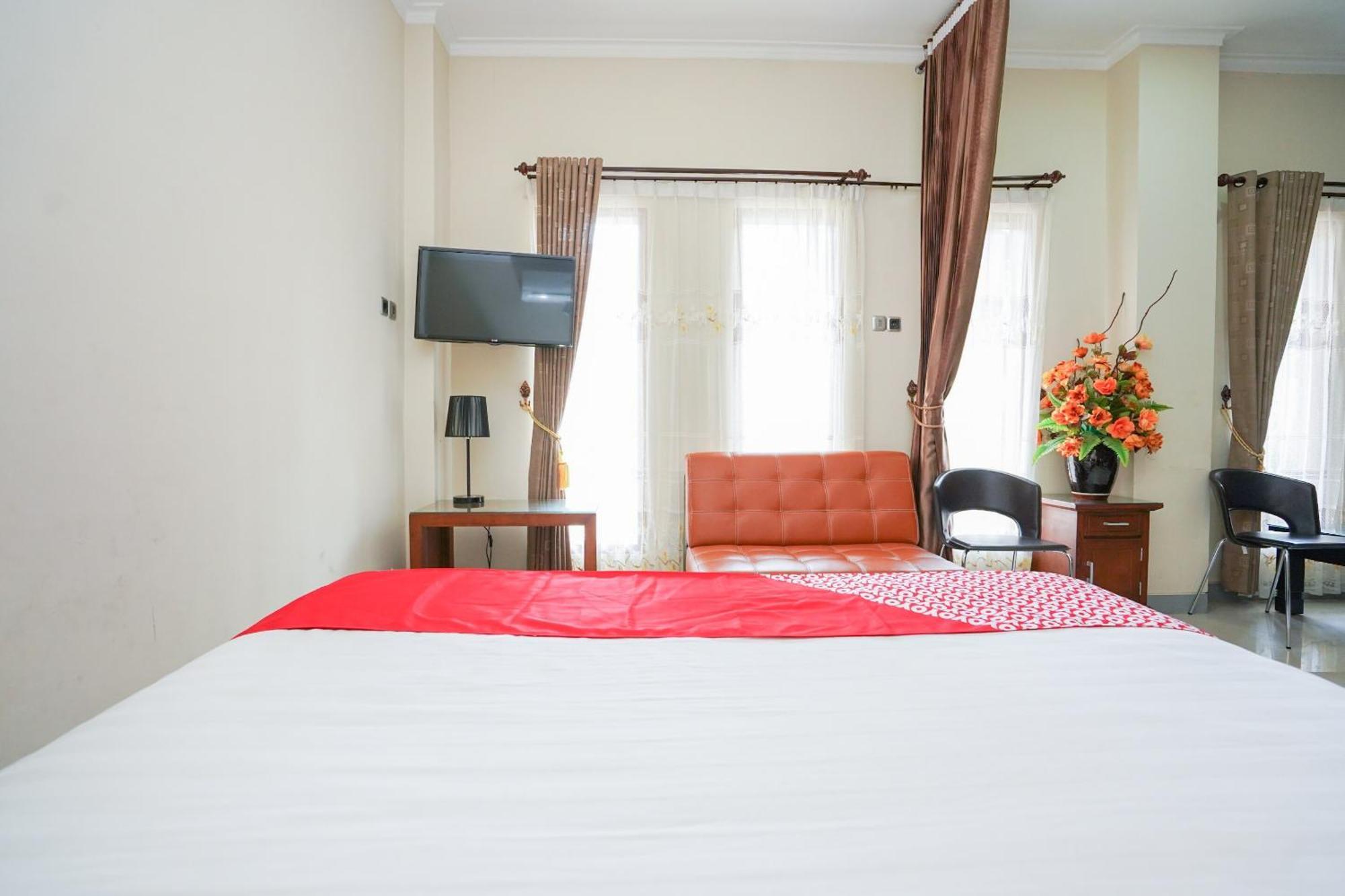 OYO 1430 Hotel Ratna Syariah Probolinggo Bagian luar foto