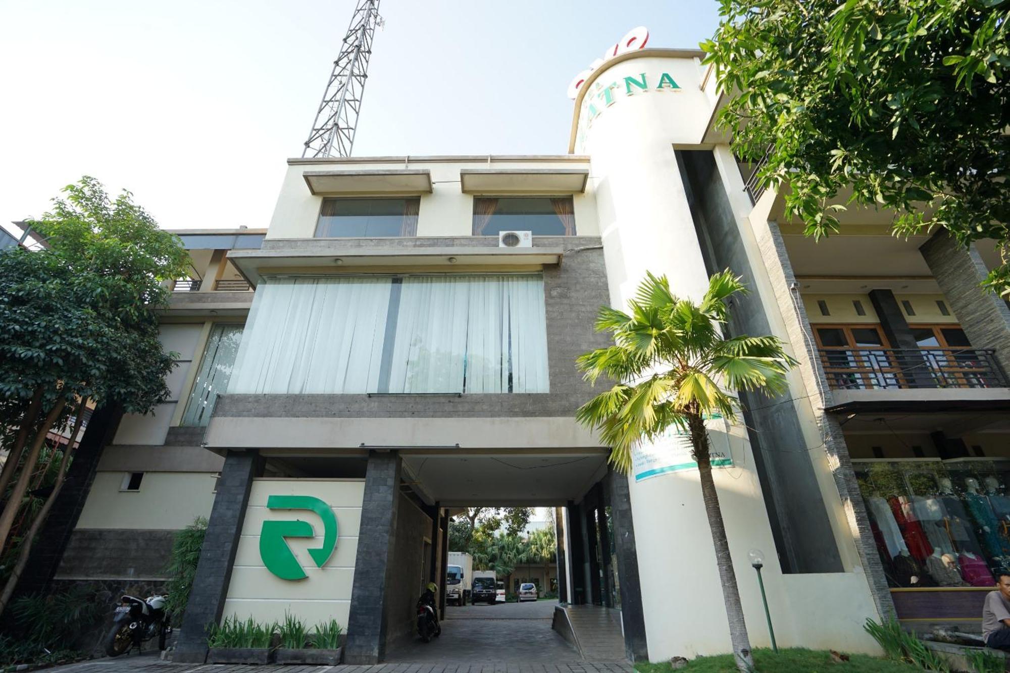 OYO 1430 Hotel Ratna Syariah Probolinggo Bagian luar foto