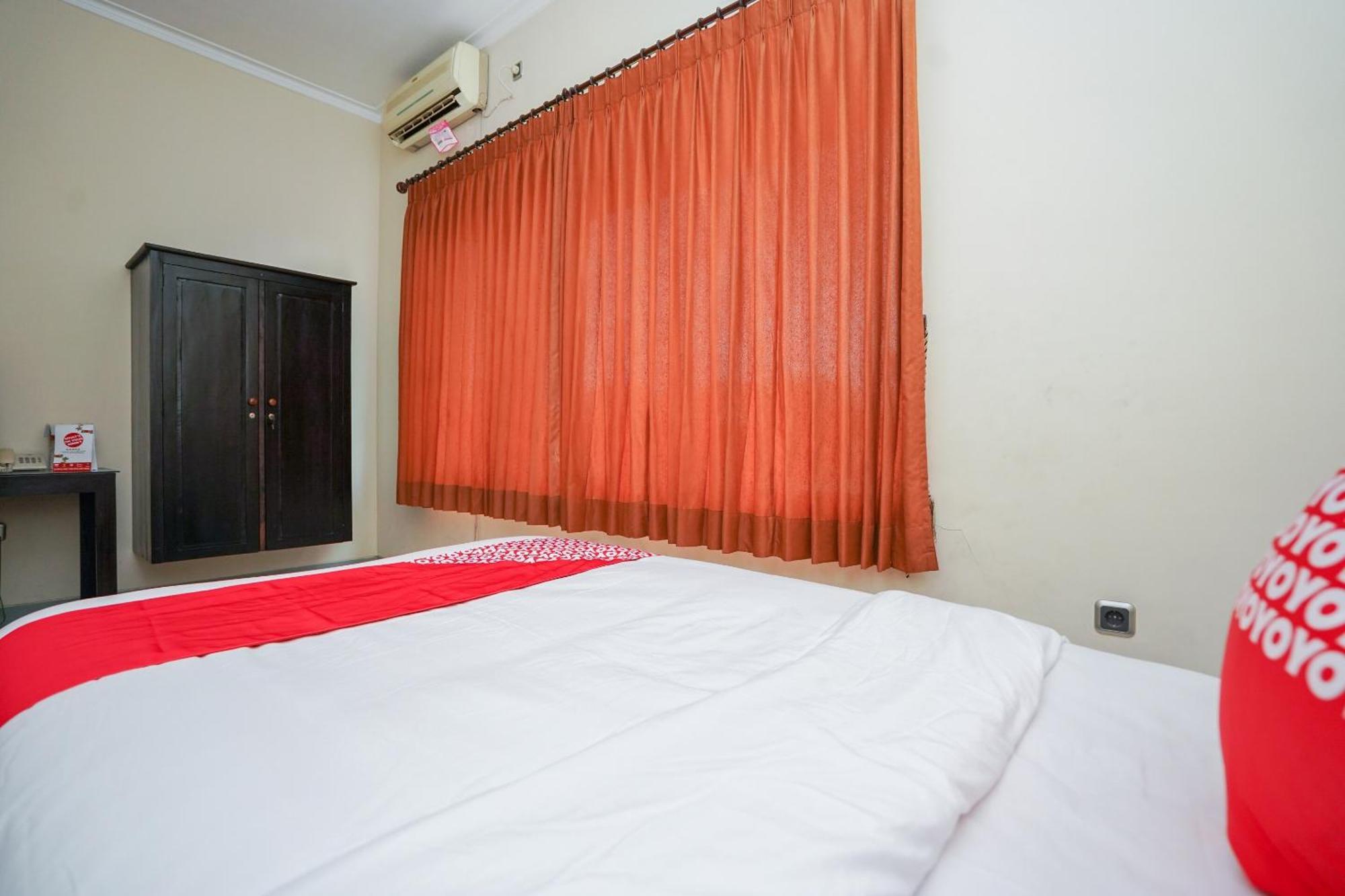 OYO 1430 Hotel Ratna Syariah Probolinggo Bagian luar foto