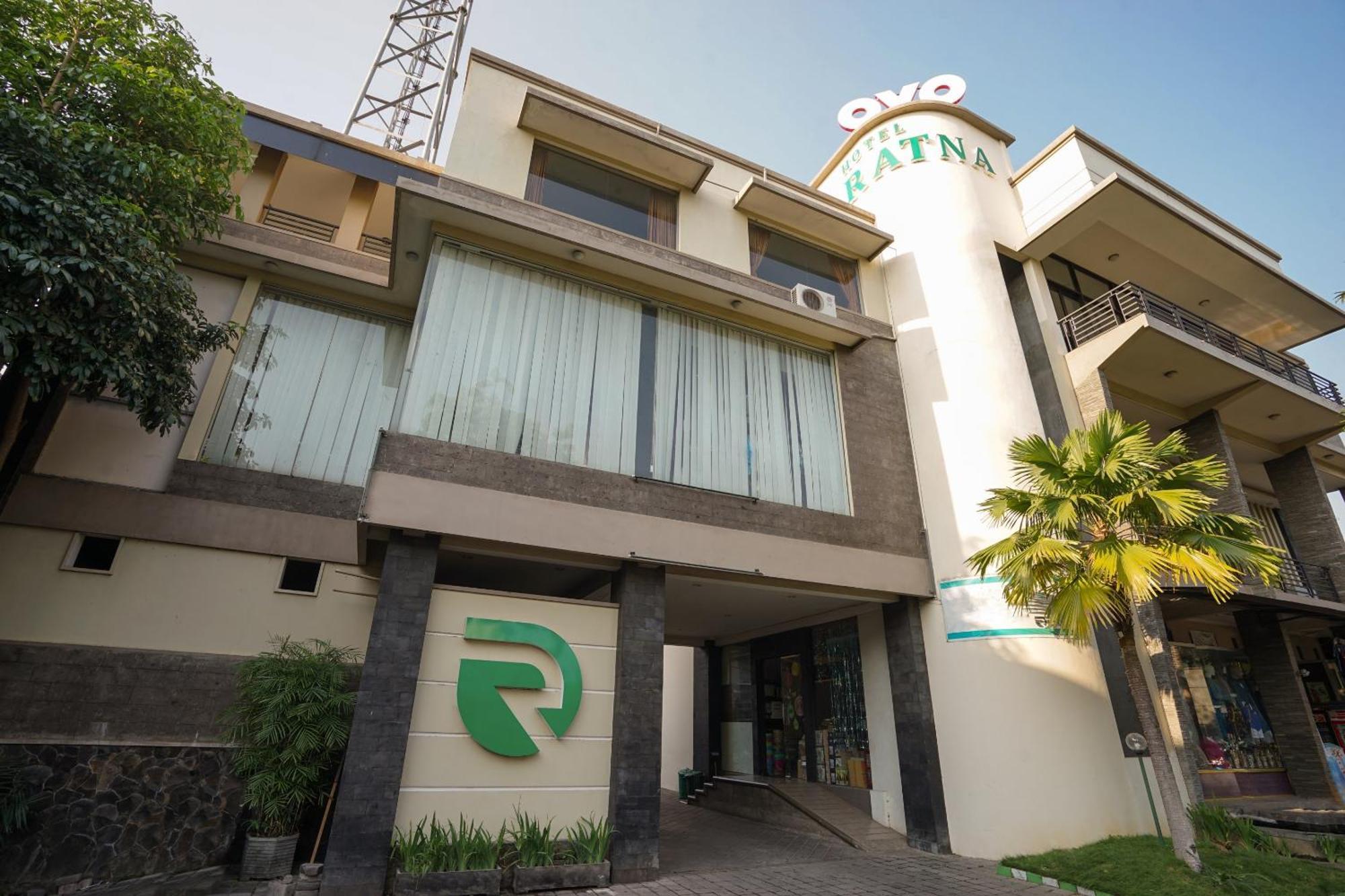 OYO 1430 Hotel Ratna Syariah Probolinggo Bagian luar foto