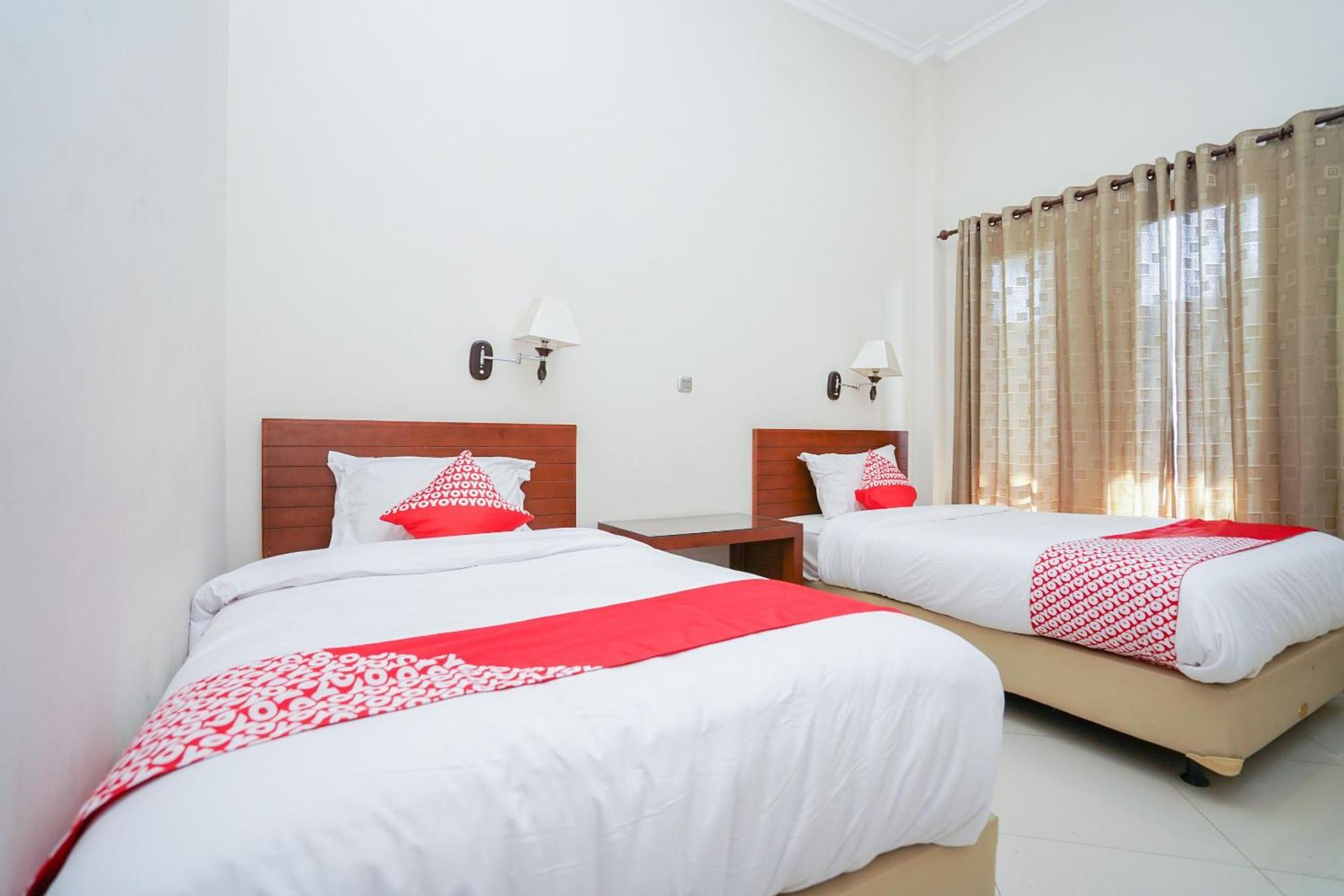 OYO 1430 Hotel Ratna Syariah Probolinggo Bagian luar foto