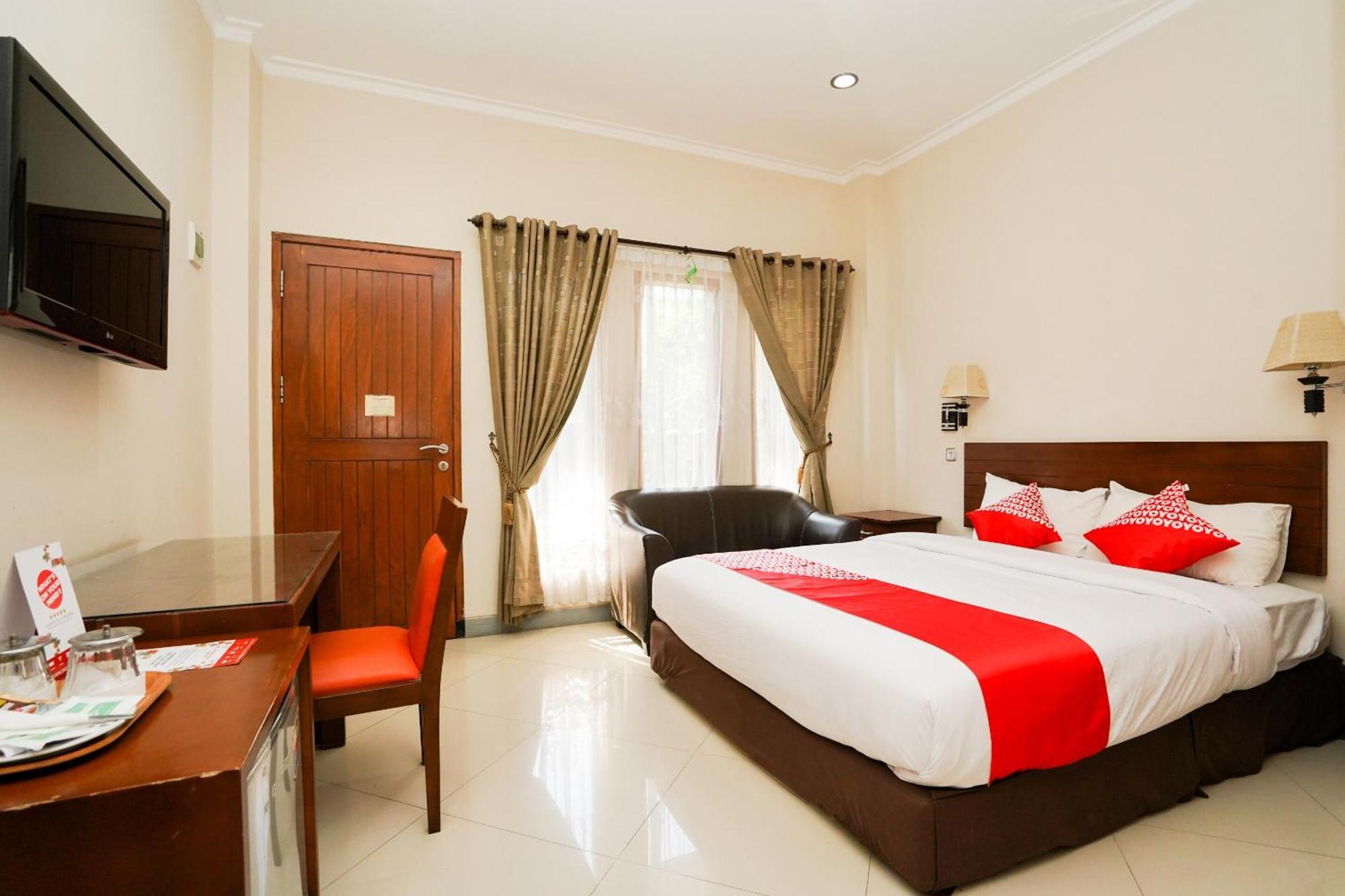 OYO 1430 Hotel Ratna Syariah Probolinggo Bagian luar foto