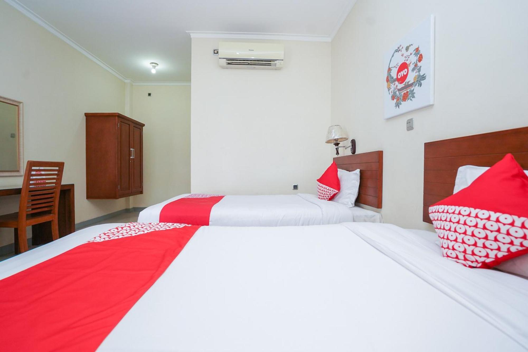 OYO 1430 Hotel Ratna Syariah Probolinggo Bagian luar foto