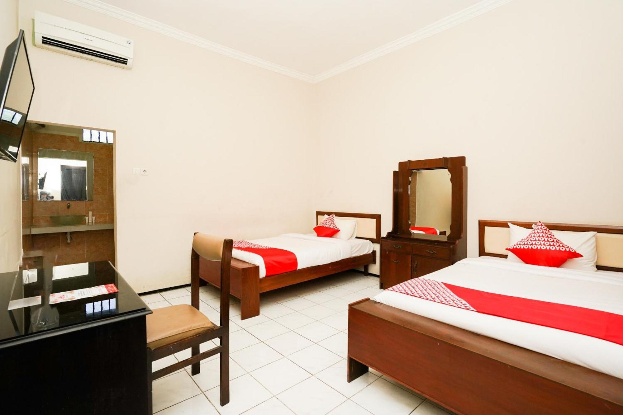 OYO 1430 Hotel Ratna Syariah Probolinggo Bagian luar foto