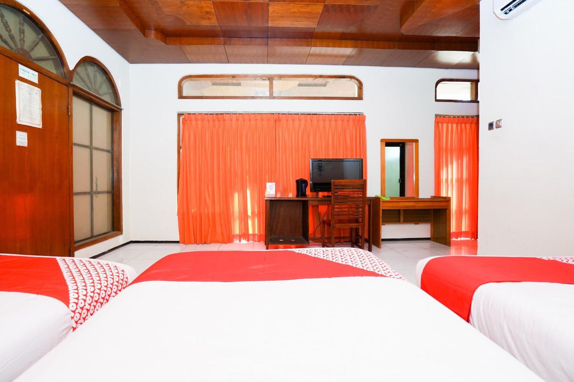 OYO 1430 Hotel Ratna Syariah Probolinggo Bagian luar foto