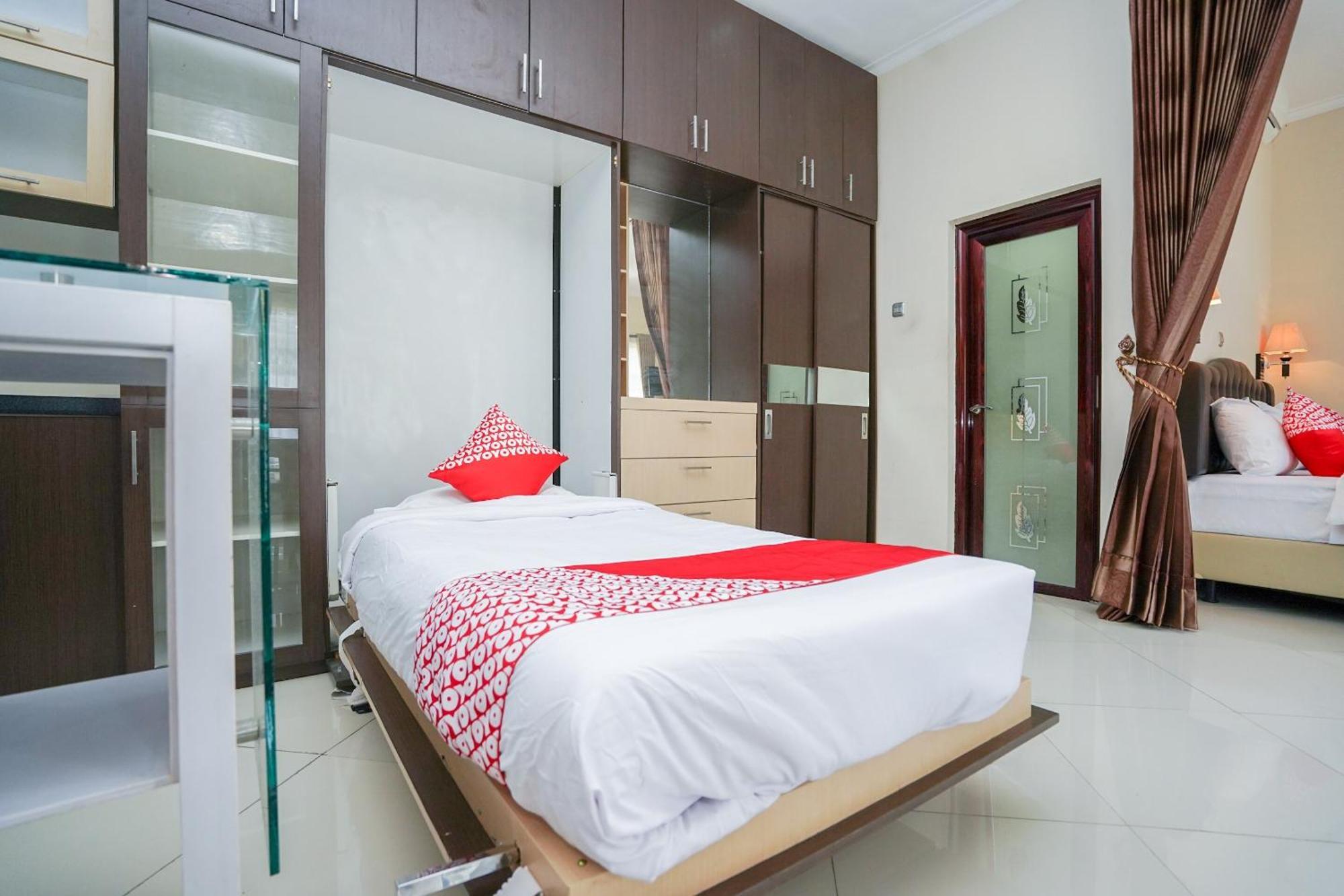 OYO 1430 Hotel Ratna Syariah Probolinggo Bagian luar foto