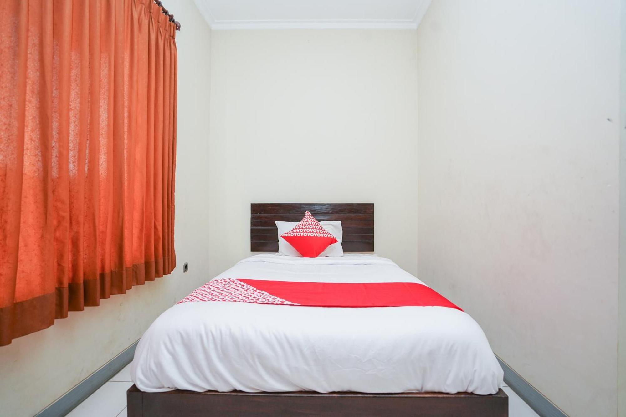 OYO 1430 Hotel Ratna Syariah Probolinggo Bagian luar foto