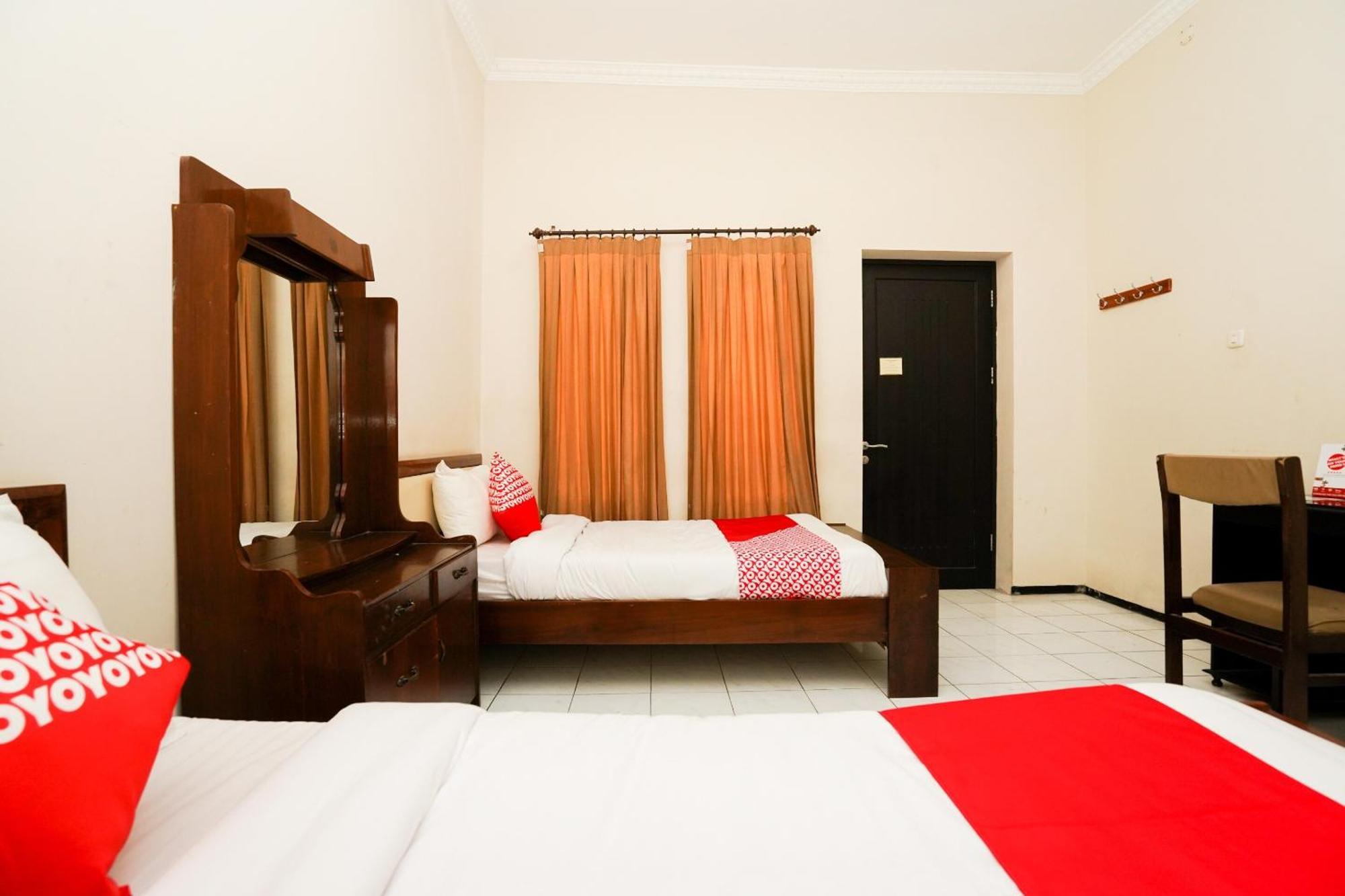 OYO 1430 Hotel Ratna Syariah Probolinggo Bagian luar foto