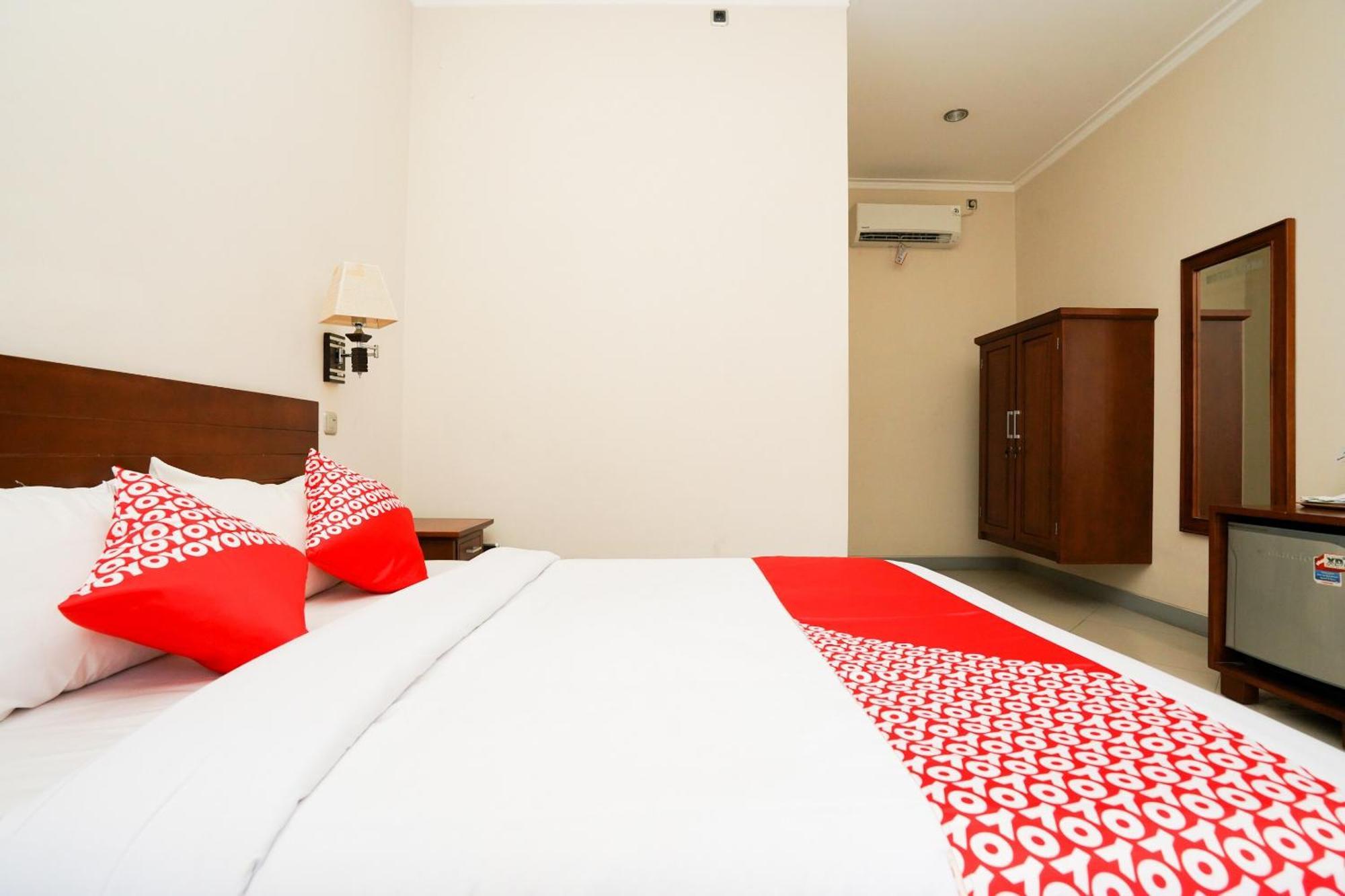 OYO 1430 Hotel Ratna Syariah Probolinggo Bagian luar foto