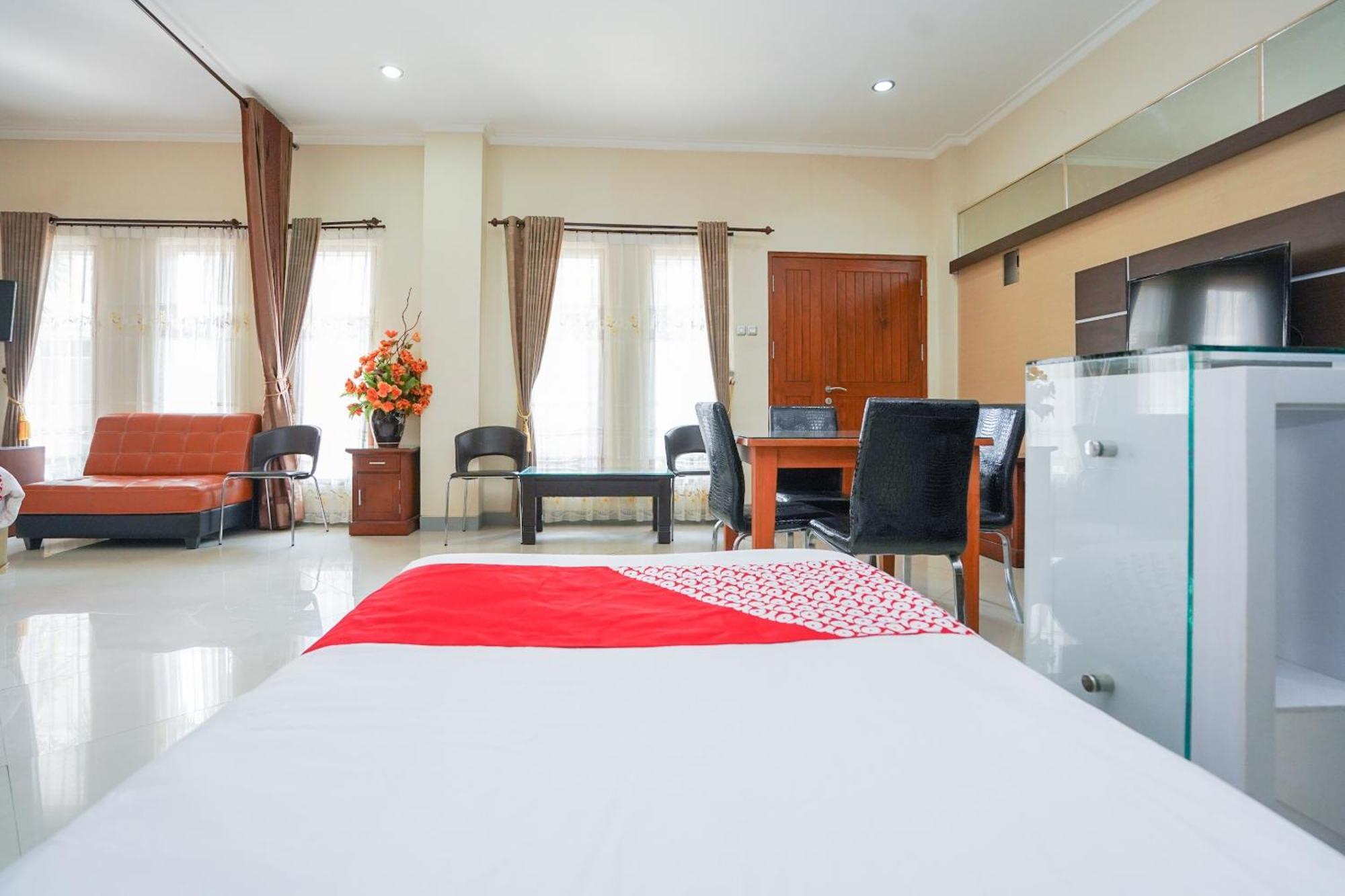 OYO 1430 Hotel Ratna Syariah Probolinggo Bagian luar foto