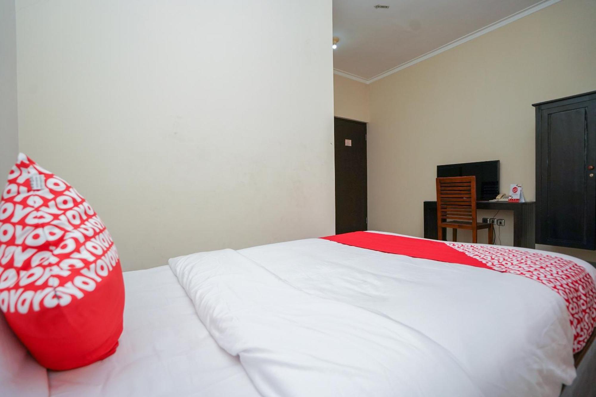OYO 1430 Hotel Ratna Syariah Probolinggo Bagian luar foto