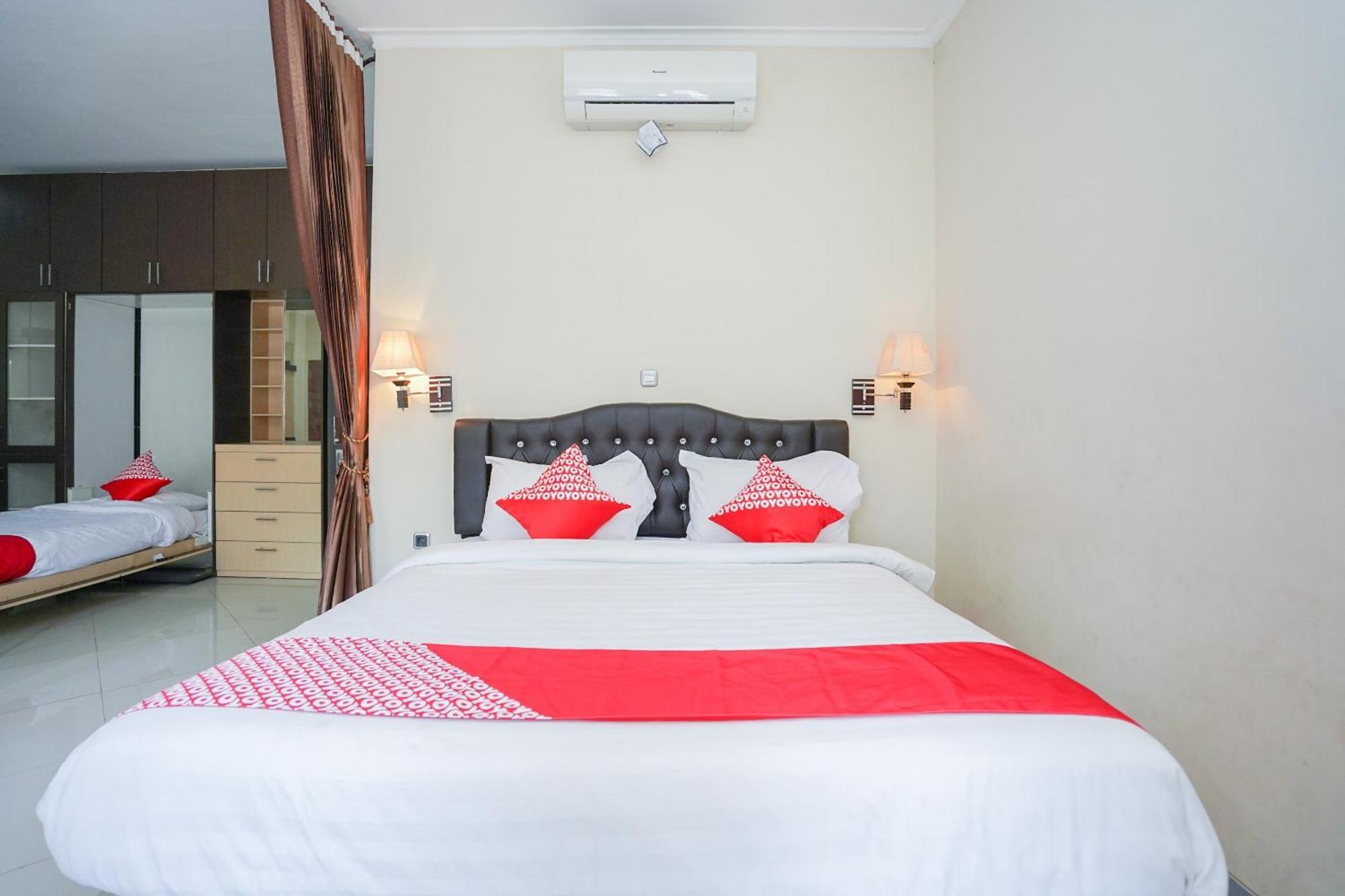 OYO 1430 Hotel Ratna Syariah Probolinggo Bagian luar foto