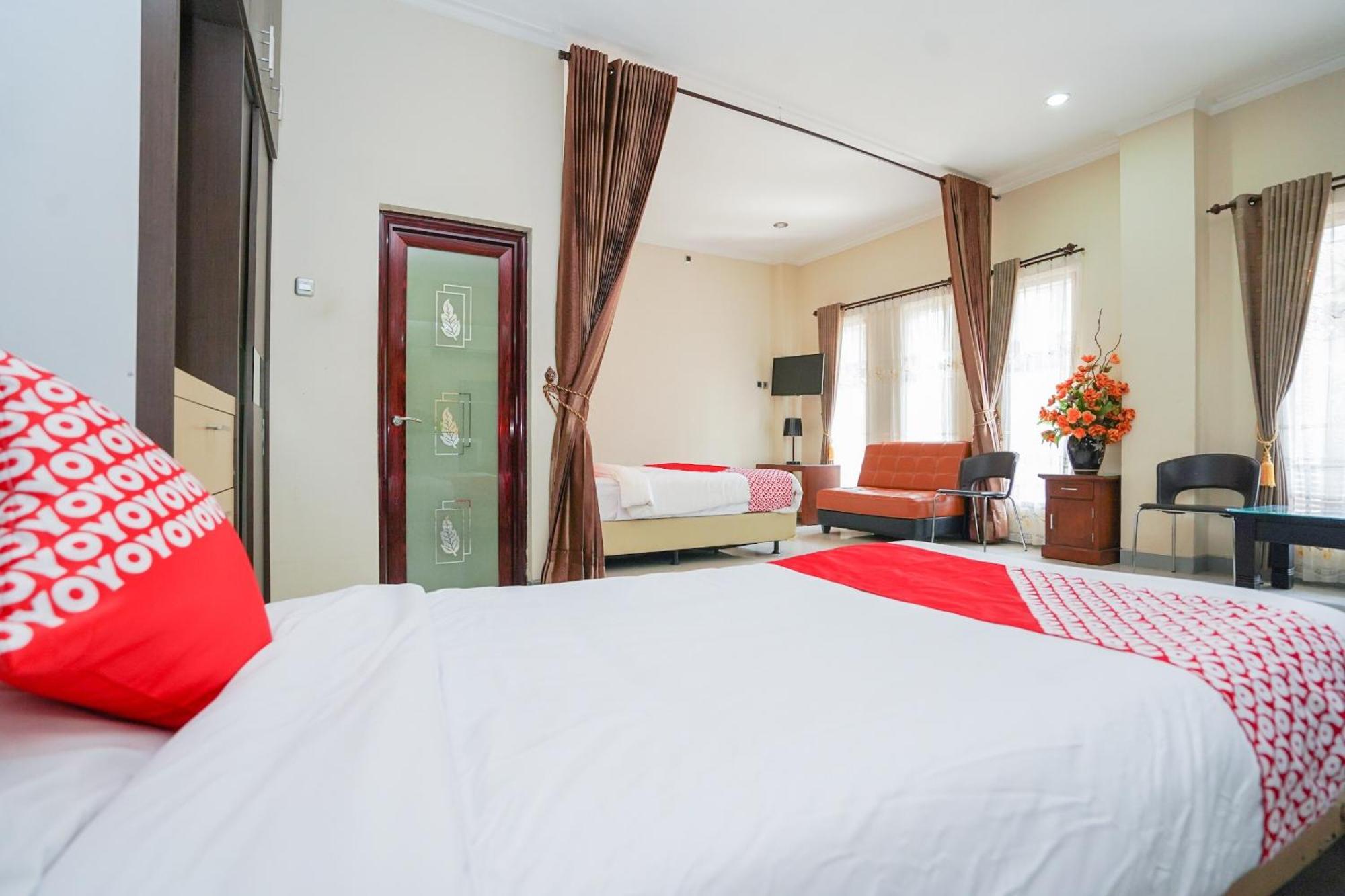 OYO 1430 Hotel Ratna Syariah Probolinggo Bagian luar foto
