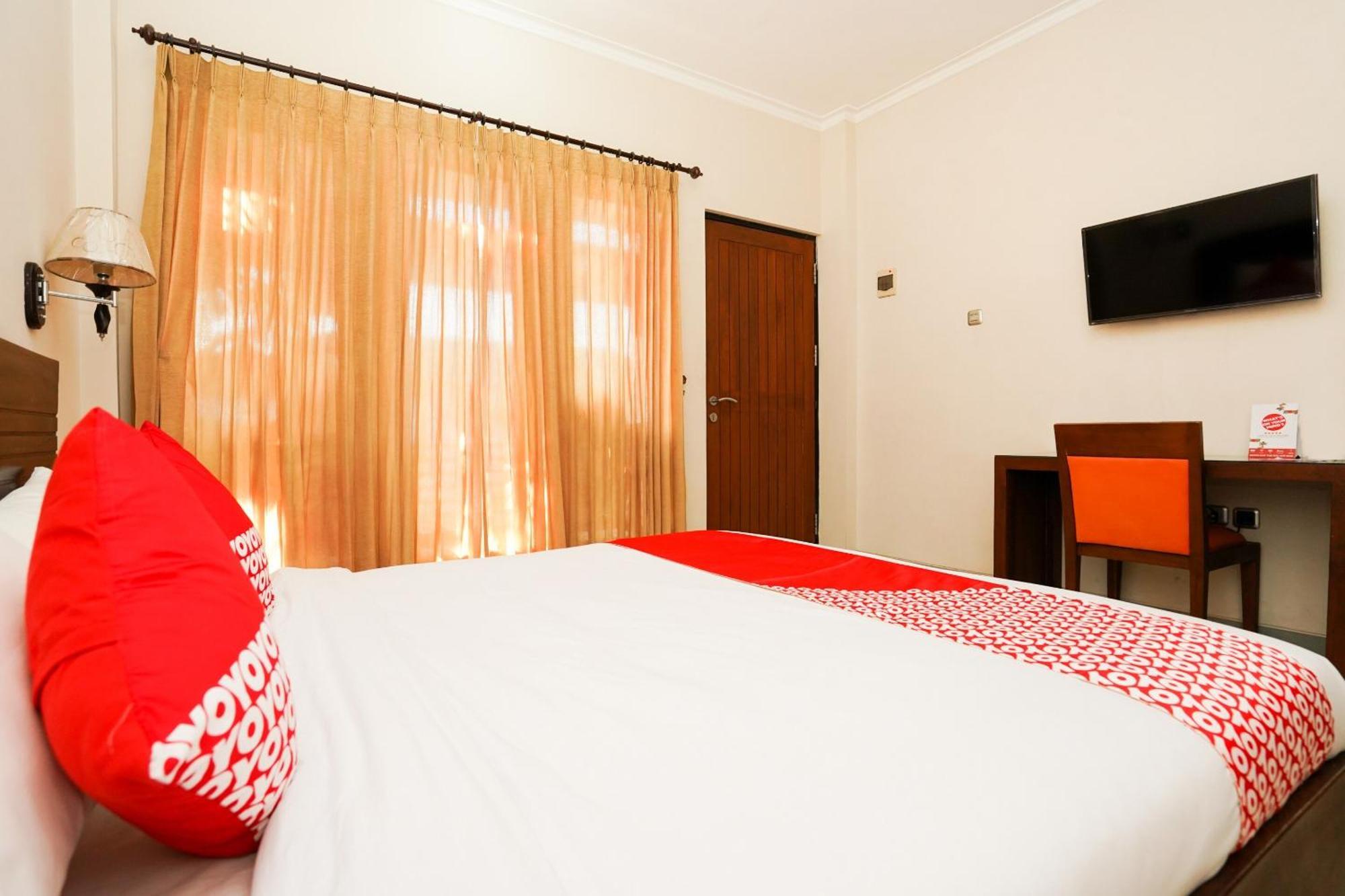 OYO 1430 Hotel Ratna Syariah Probolinggo Bagian luar foto
