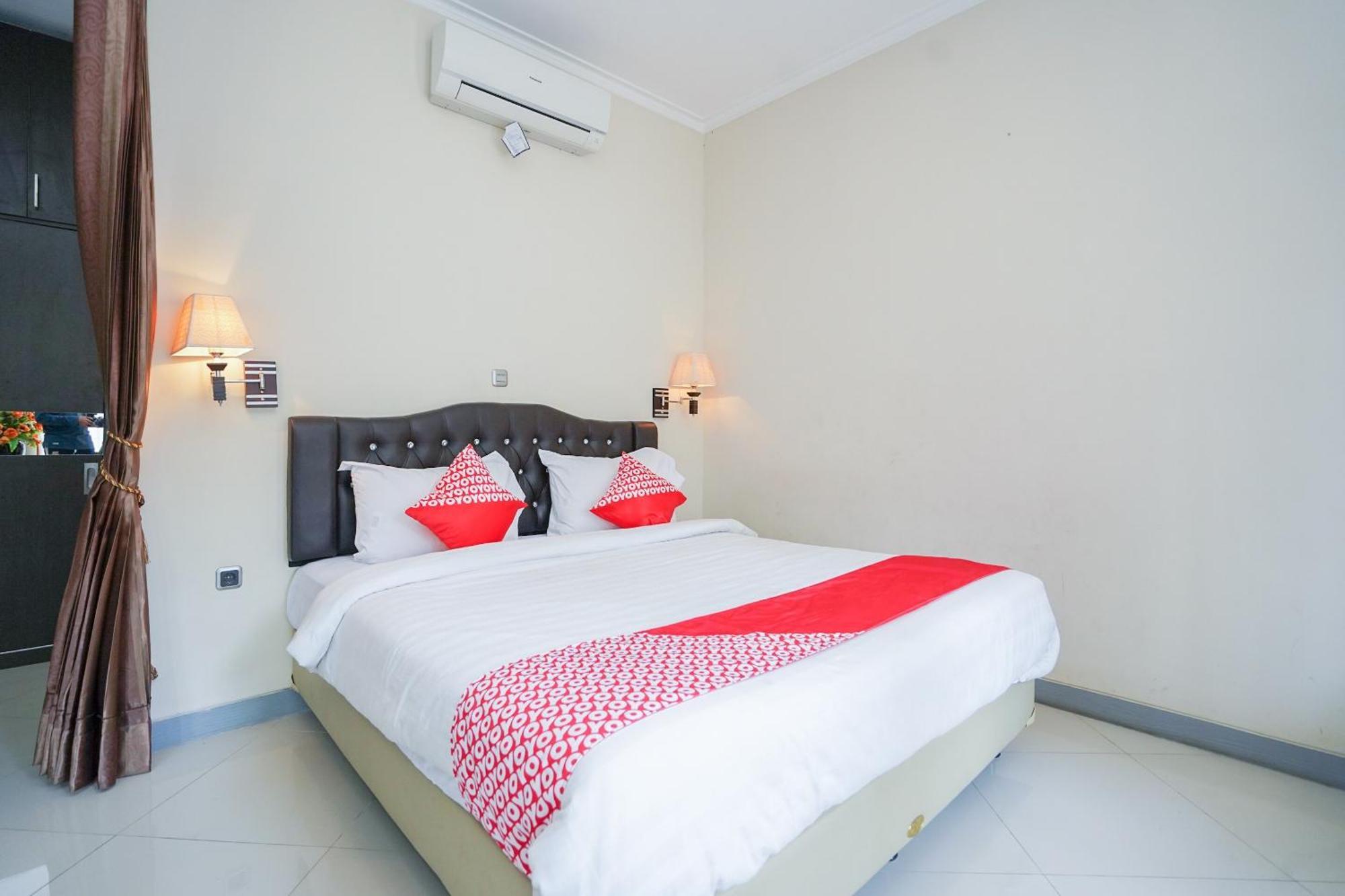 OYO 1430 Hotel Ratna Syariah Probolinggo Bagian luar foto