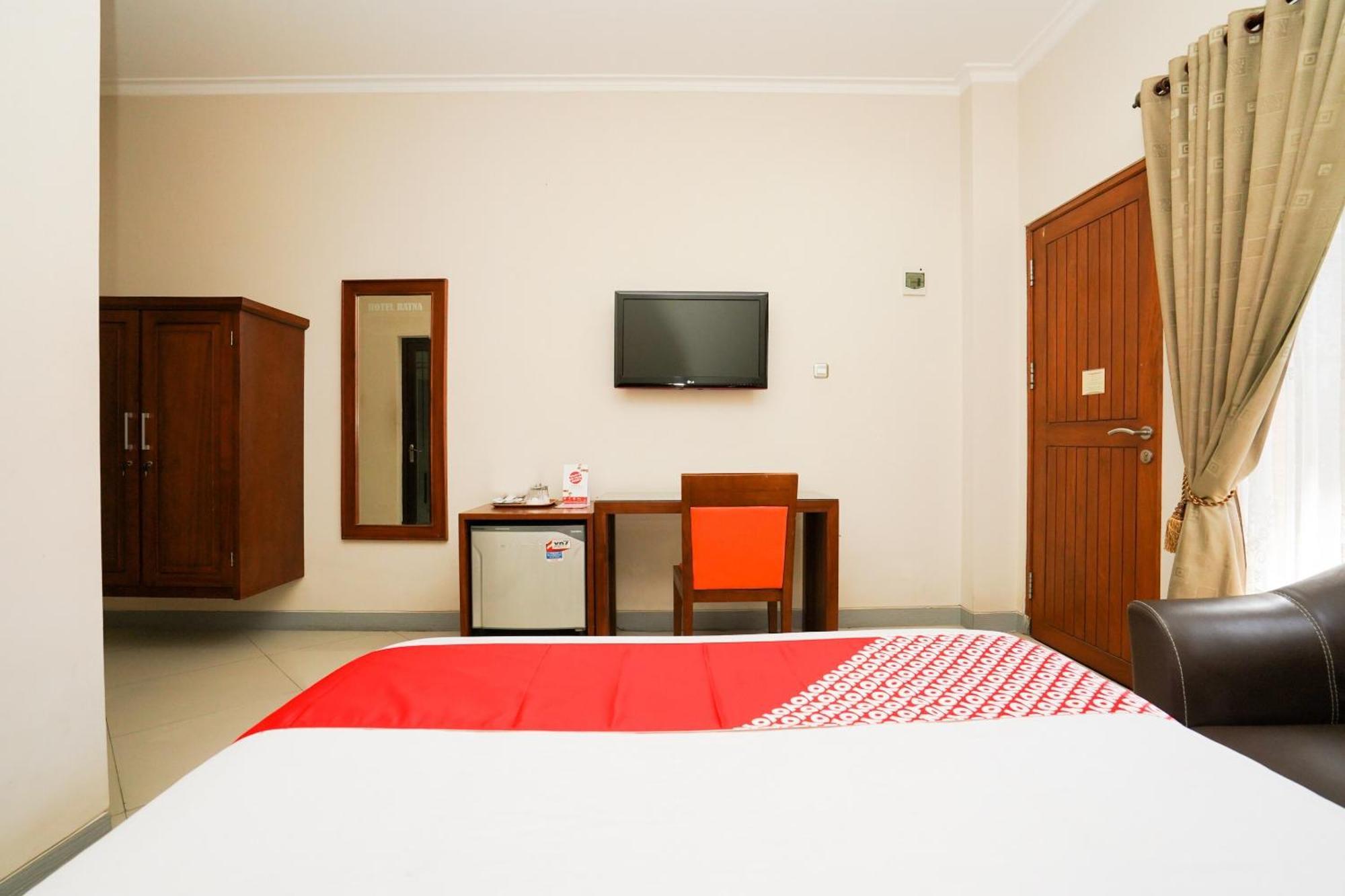 OYO 1430 Hotel Ratna Syariah Probolinggo Bagian luar foto