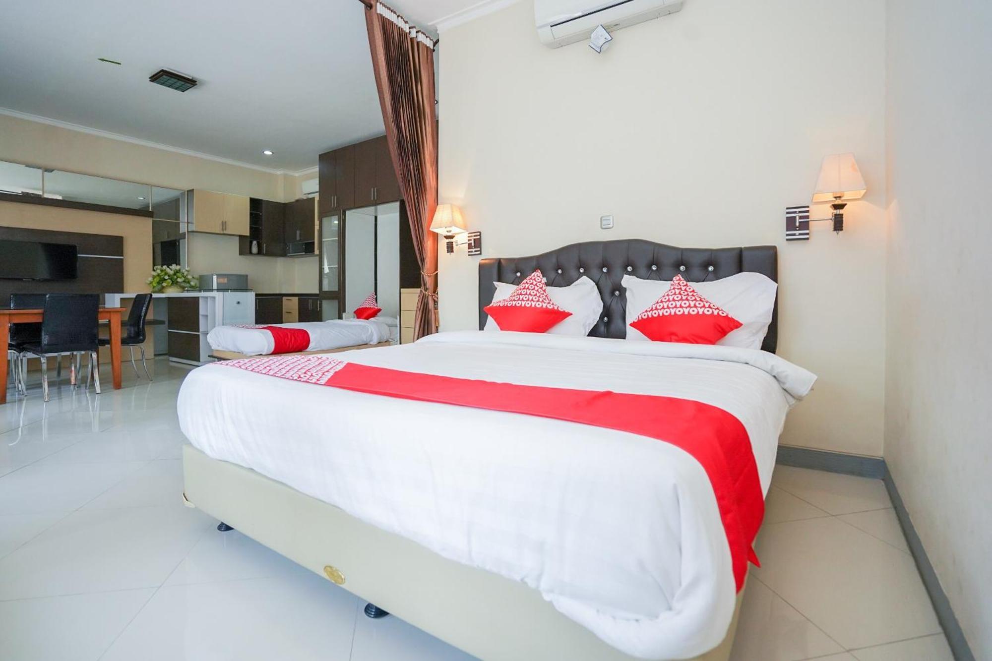 OYO 1430 Hotel Ratna Syariah Probolinggo Bagian luar foto