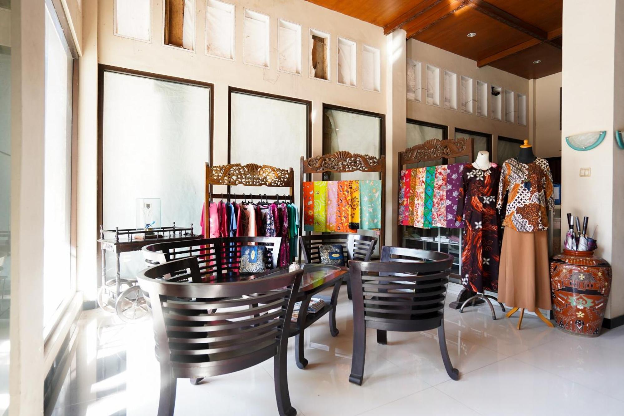 OYO 1430 Hotel Ratna Syariah Probolinggo Bagian luar foto