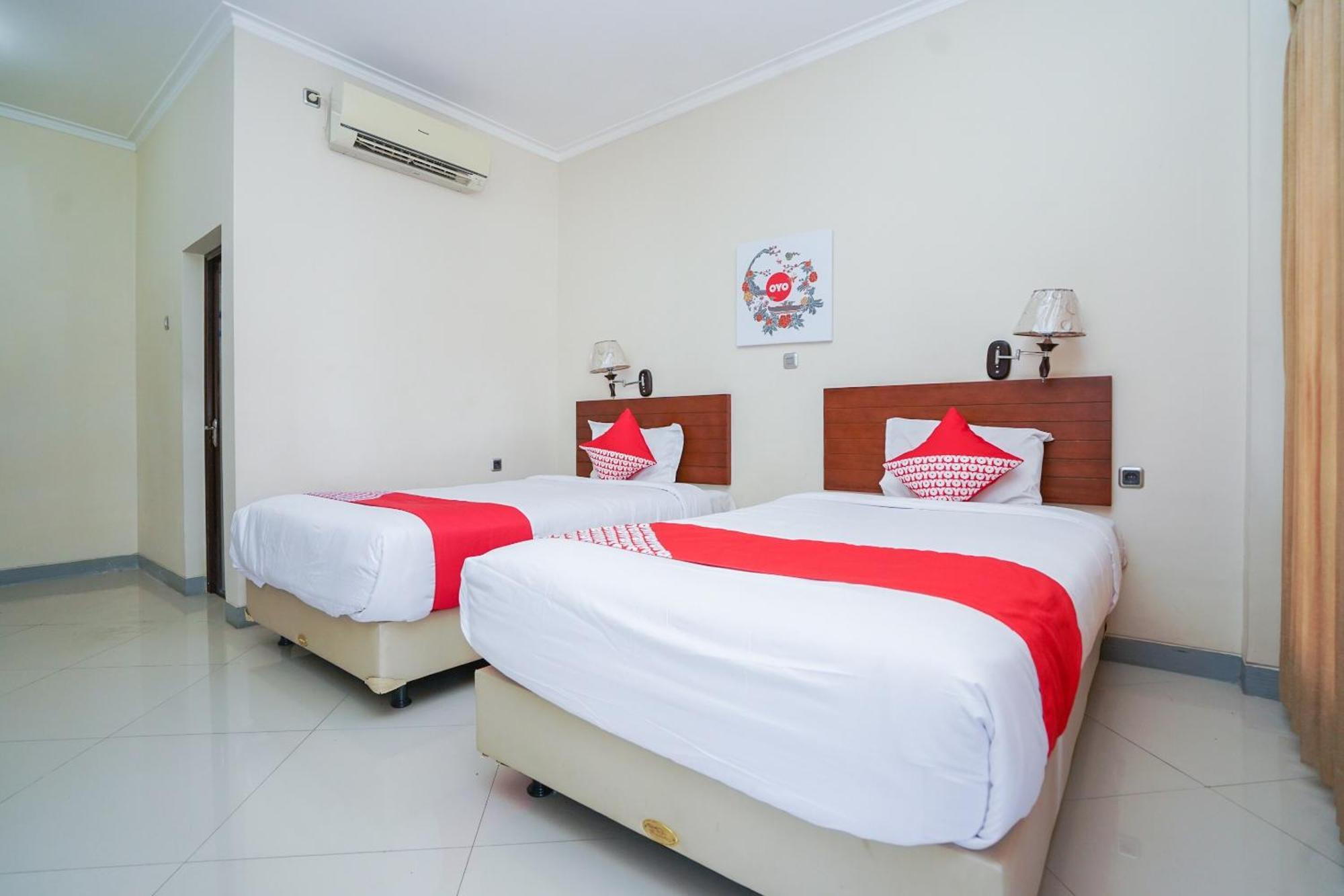 OYO 1430 Hotel Ratna Syariah Probolinggo Bagian luar foto