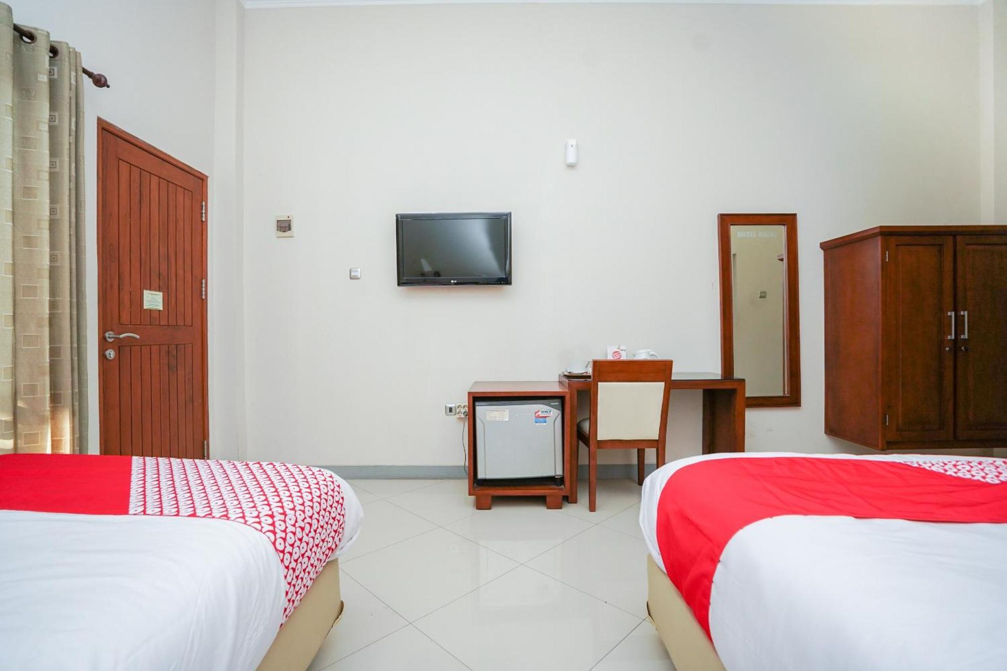 OYO 1430 Hotel Ratna Syariah Probolinggo Bagian luar foto