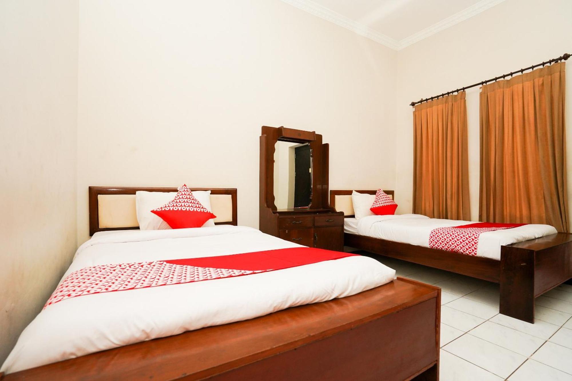 OYO 1430 Hotel Ratna Syariah Probolinggo Bagian luar foto