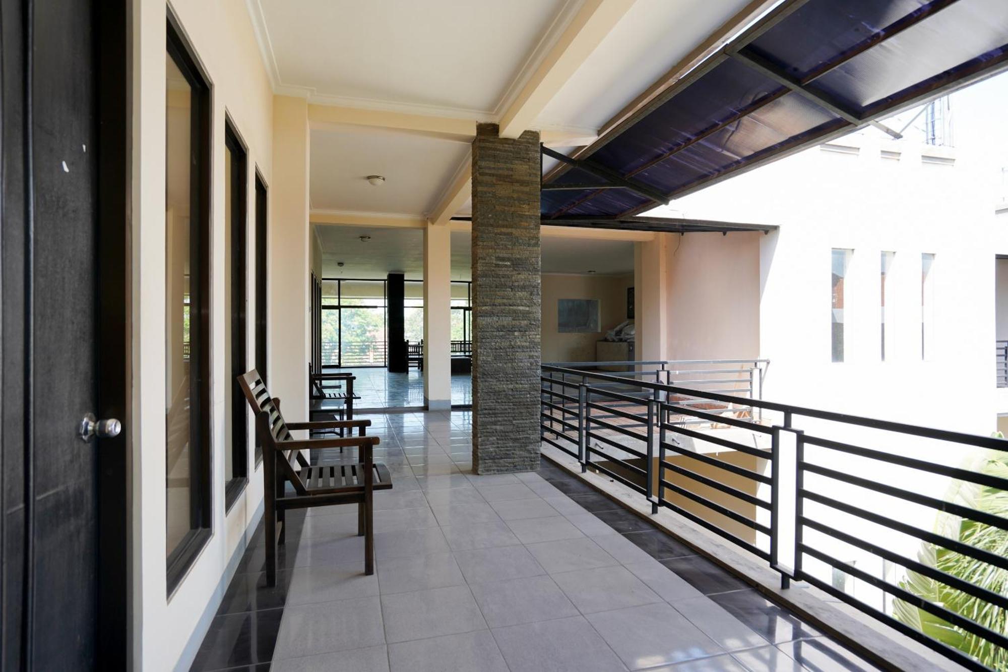 OYO 1430 Hotel Ratna Syariah Probolinggo Bagian luar foto