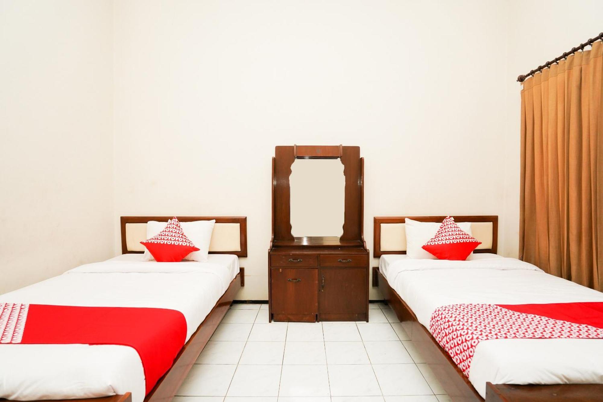 OYO 1430 Hotel Ratna Syariah Probolinggo Bagian luar foto