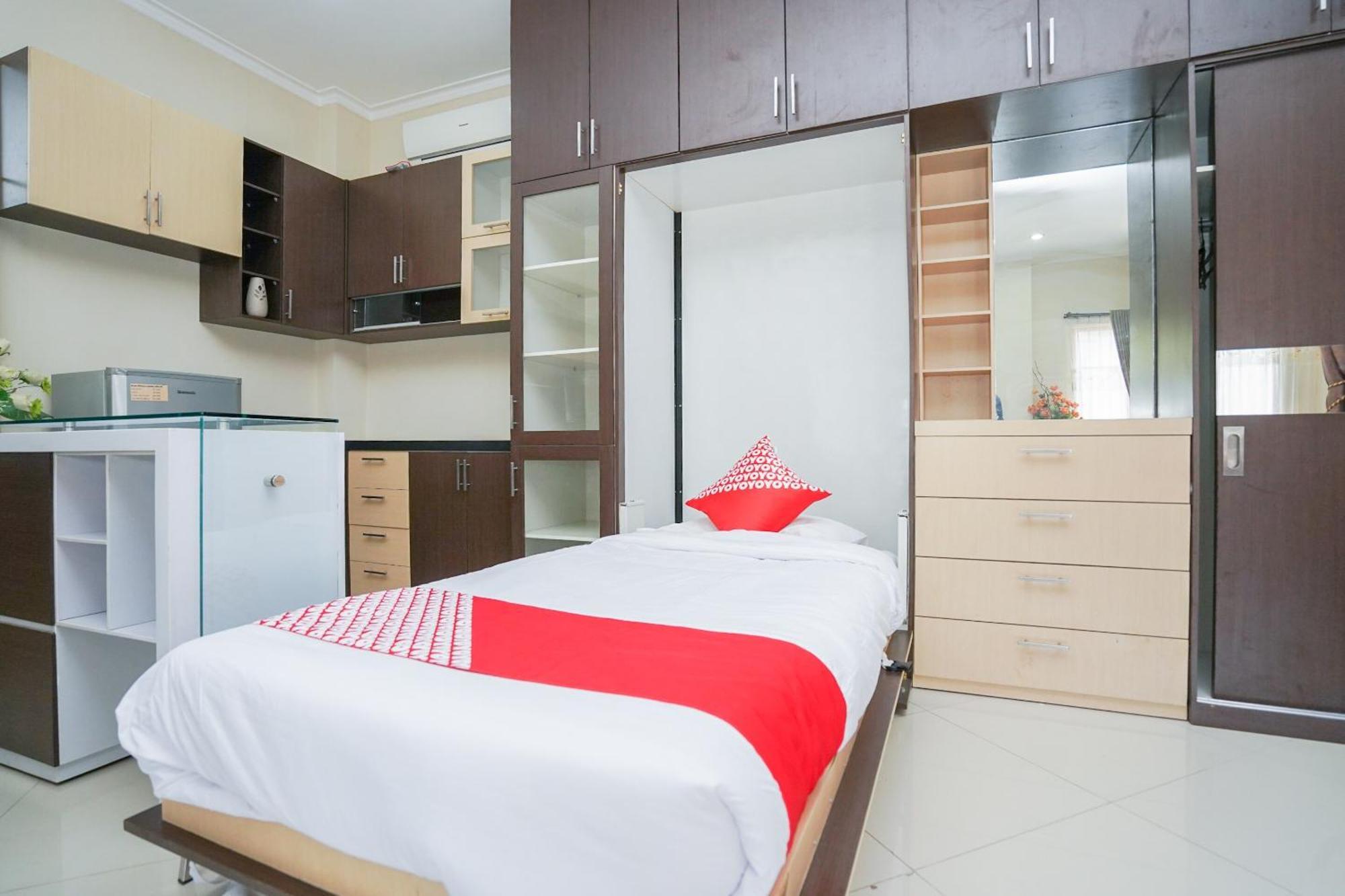 OYO 1430 Hotel Ratna Syariah Probolinggo Bagian luar foto
