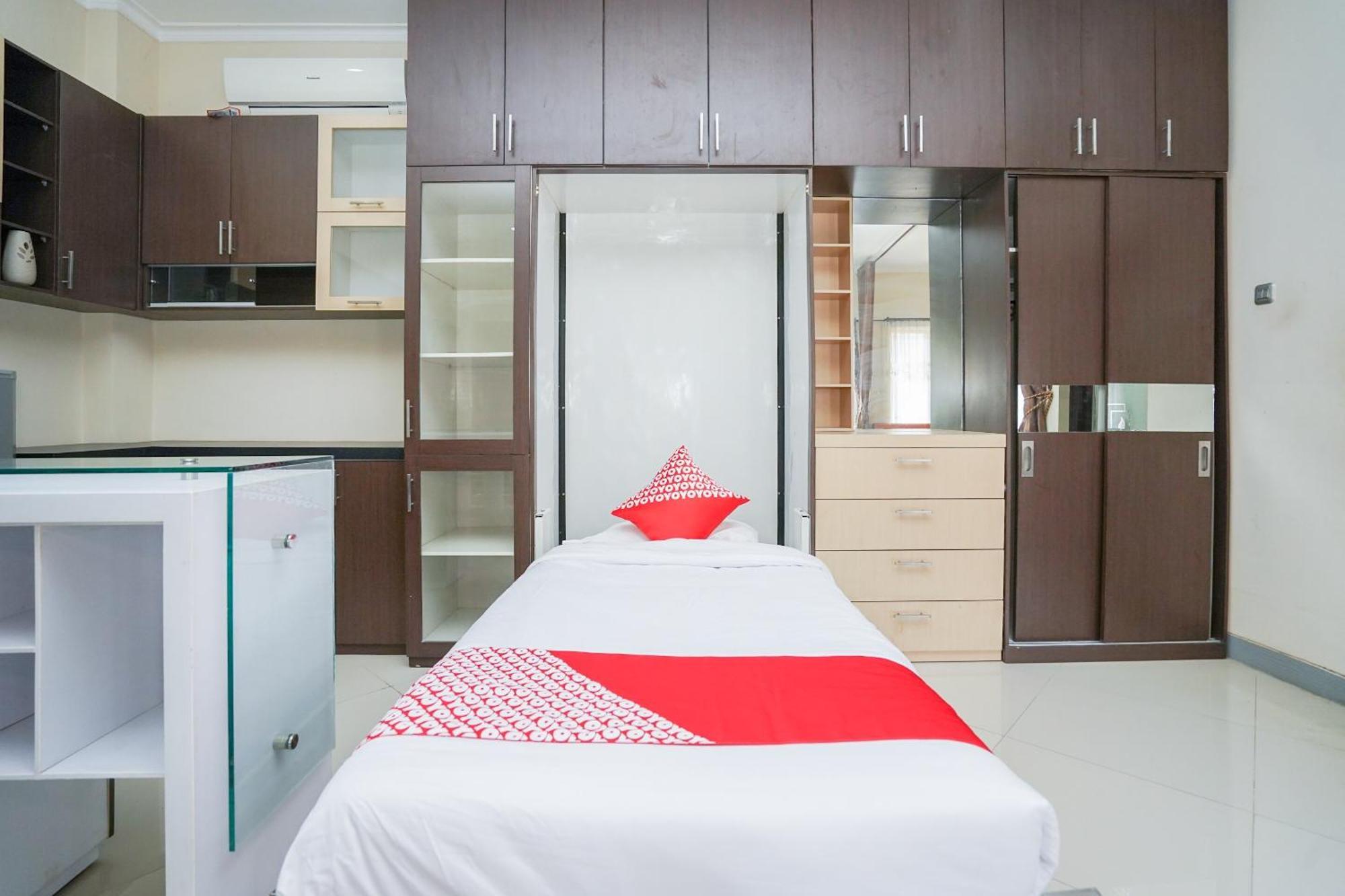 OYO 1430 Hotel Ratna Syariah Probolinggo Bagian luar foto