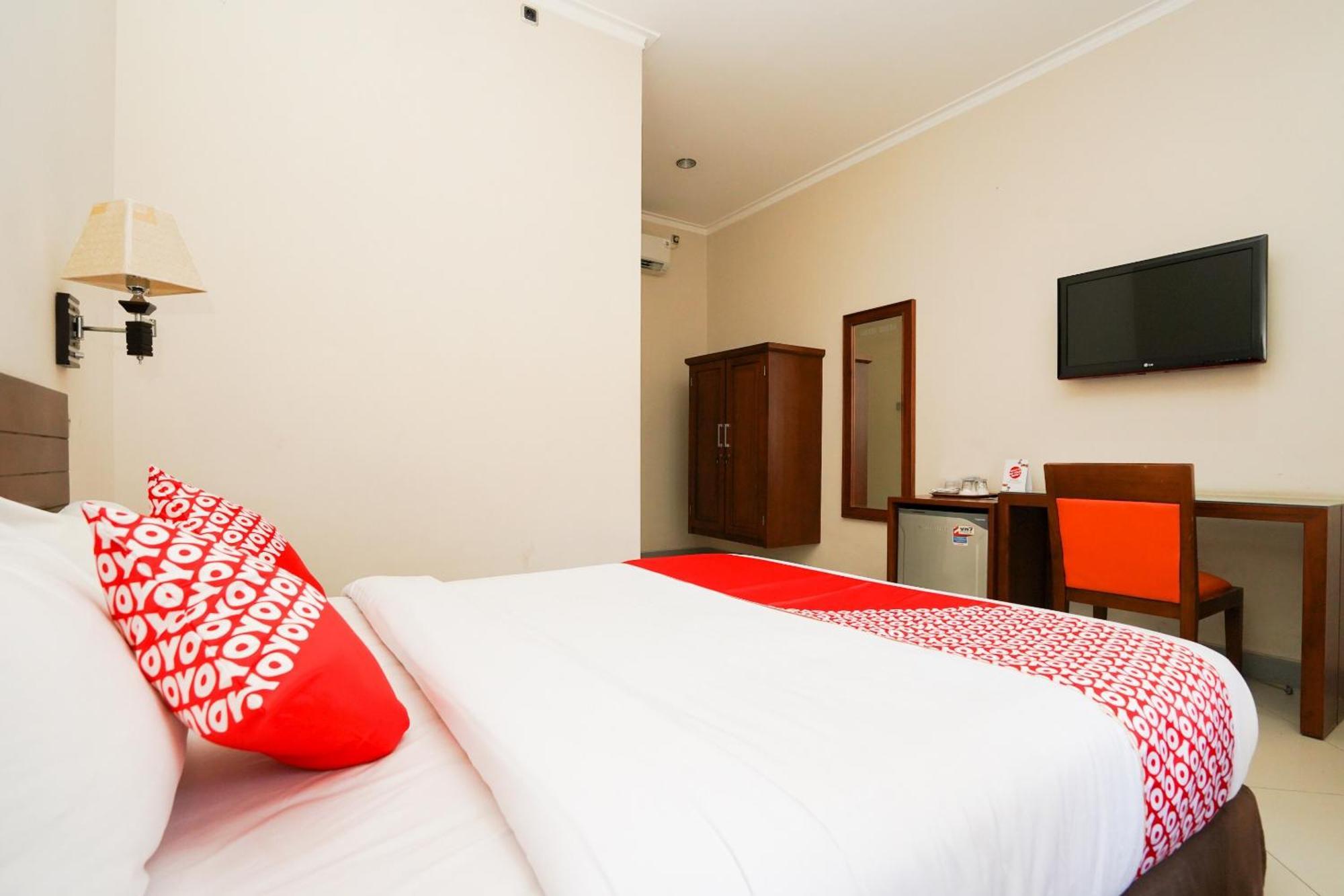OYO 1430 Hotel Ratna Syariah Probolinggo Bagian luar foto