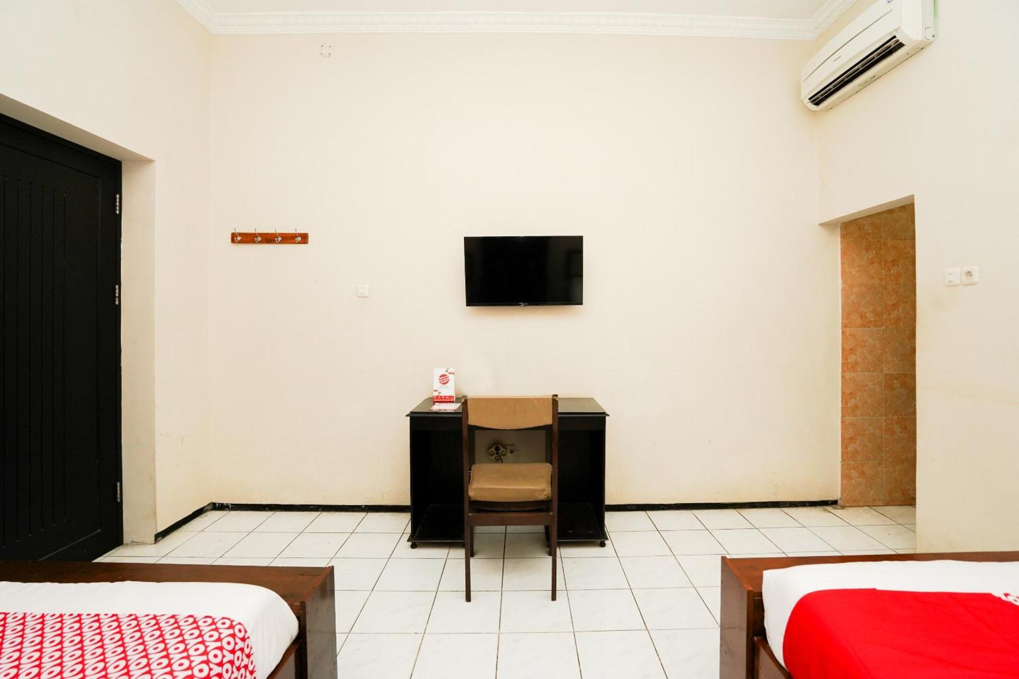OYO 1430 Hotel Ratna Syariah Probolinggo Bagian luar foto