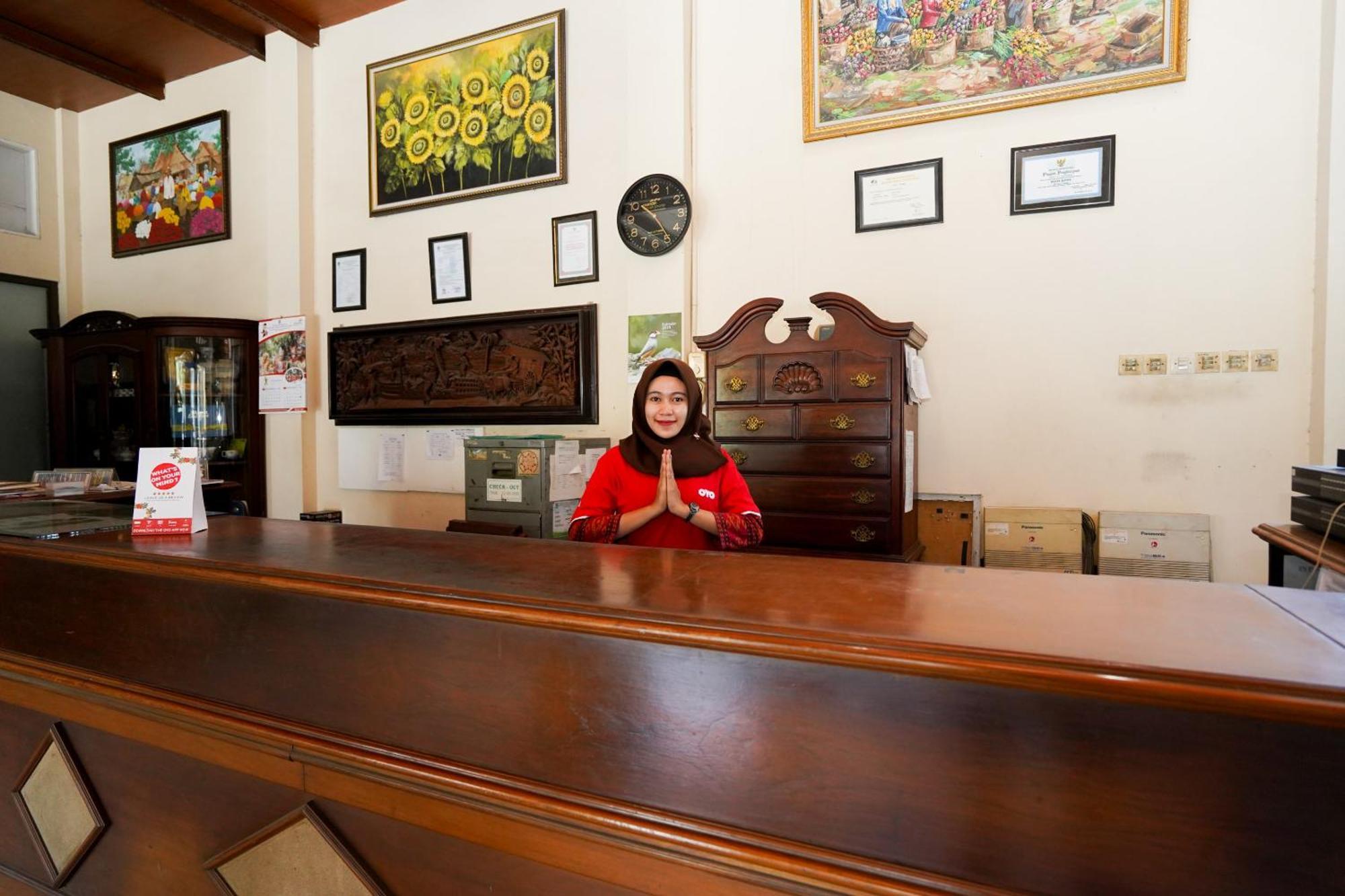 OYO 1430 Hotel Ratna Syariah Probolinggo Bagian luar foto