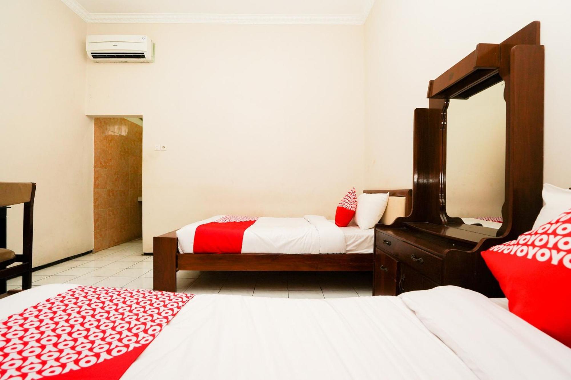 OYO 1430 Hotel Ratna Syariah Probolinggo Bagian luar foto