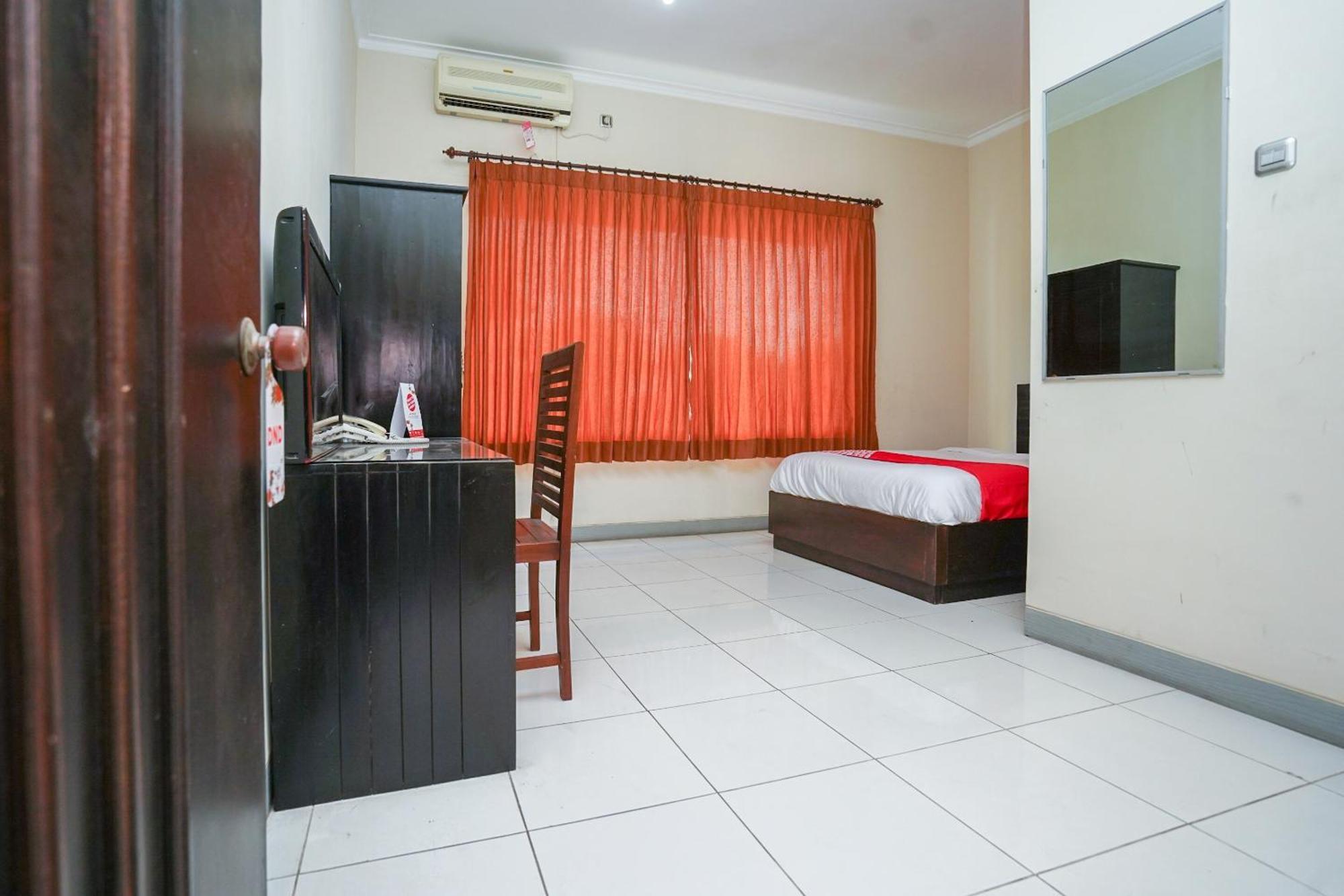 OYO 1430 Hotel Ratna Syariah Probolinggo Bagian luar foto