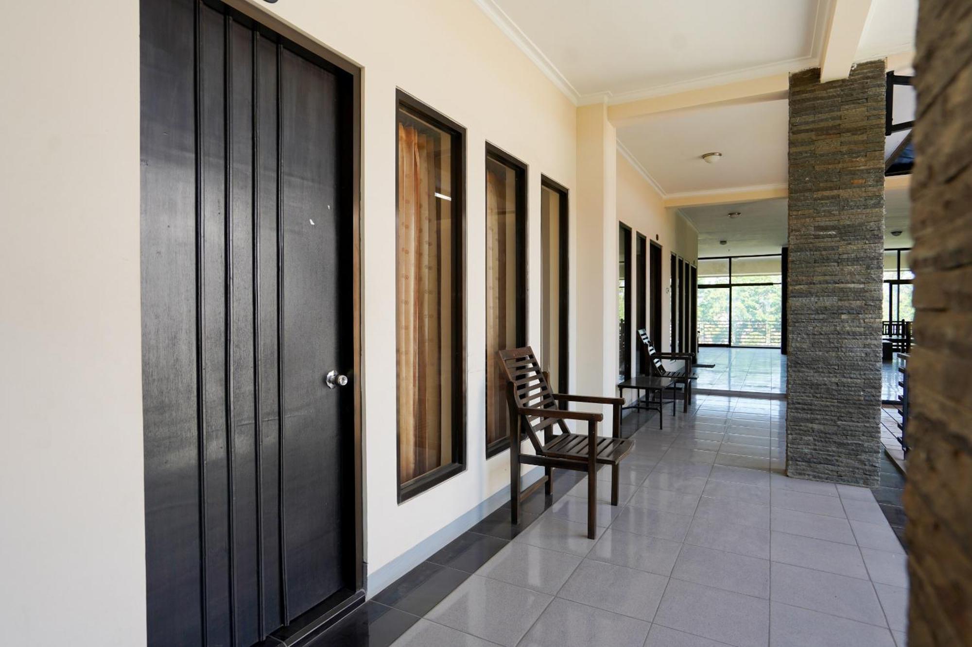 OYO 1430 Hotel Ratna Syariah Probolinggo Bagian luar foto