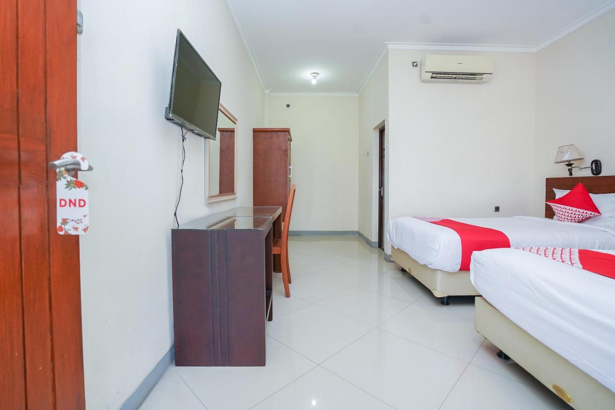 OYO 1430 Hotel Ratna Syariah Probolinggo Bagian luar foto