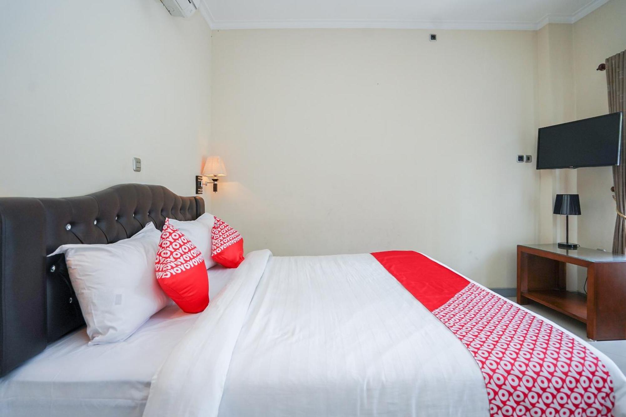 OYO 1430 Hotel Ratna Syariah Probolinggo Bagian luar foto