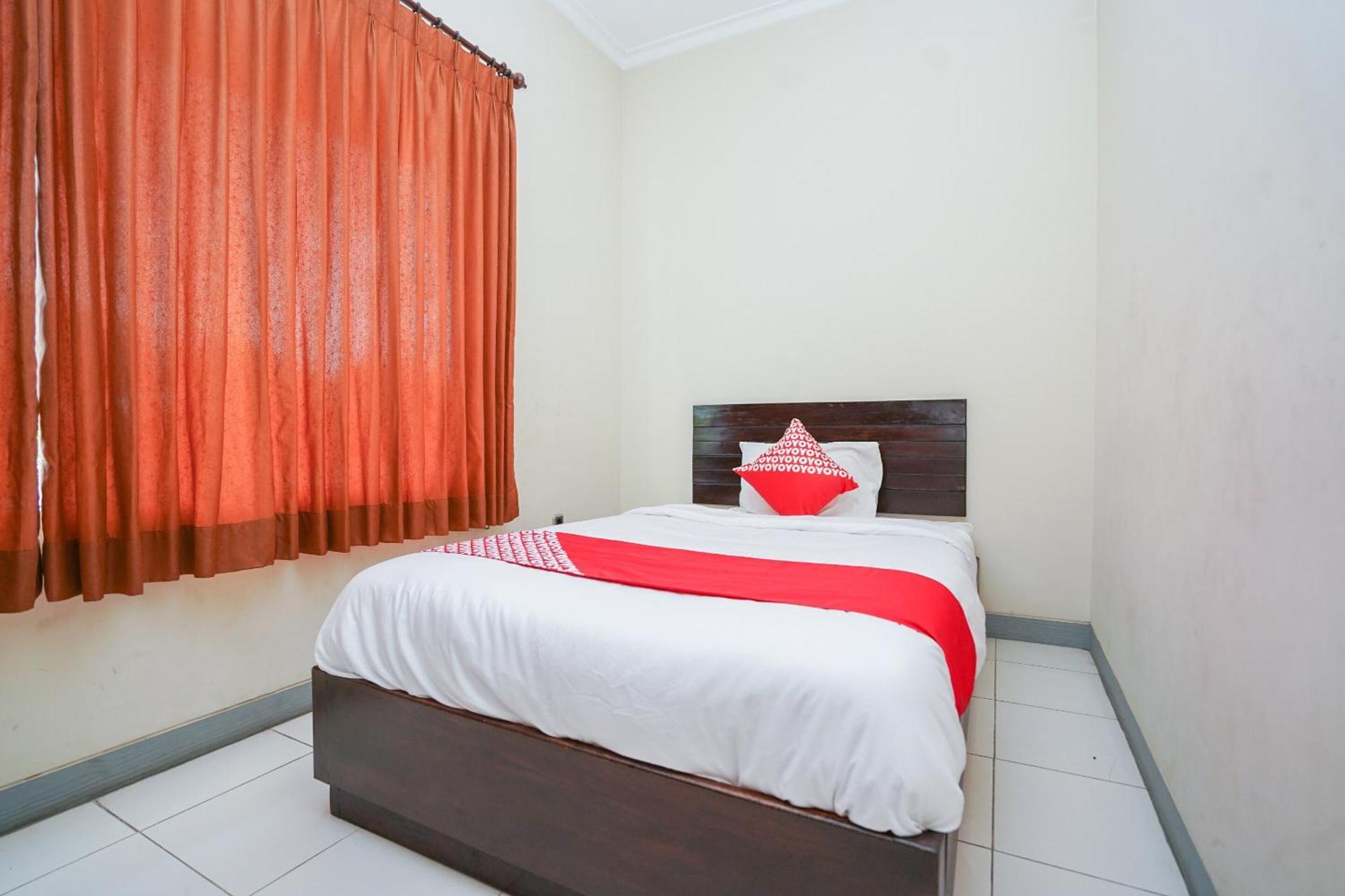 OYO 1430 Hotel Ratna Syariah Probolinggo Bagian luar foto