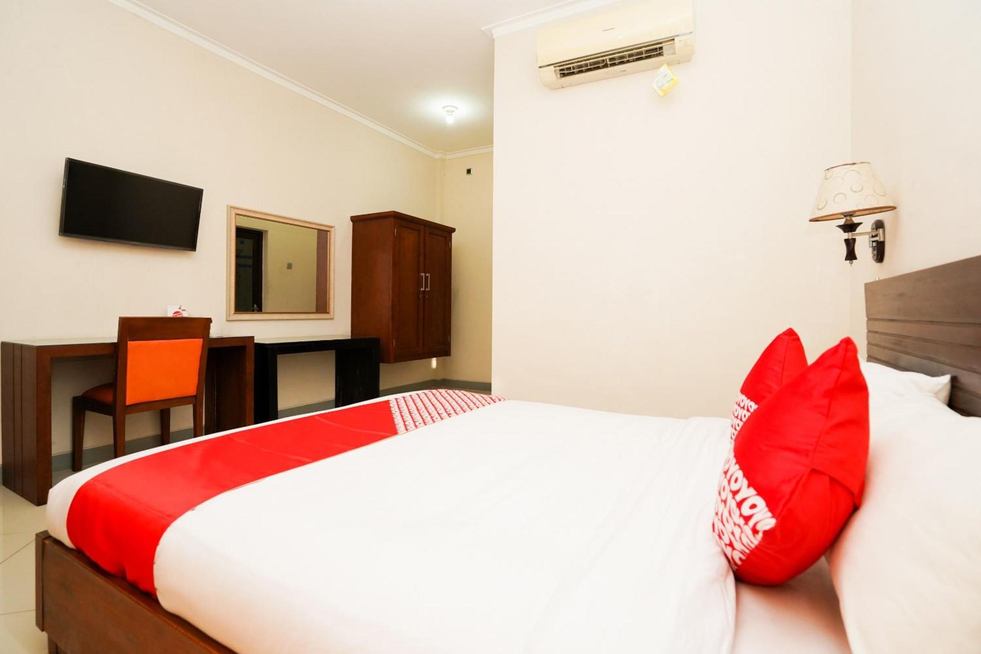 OYO 1430 Hotel Ratna Syariah Probolinggo Bagian luar foto
