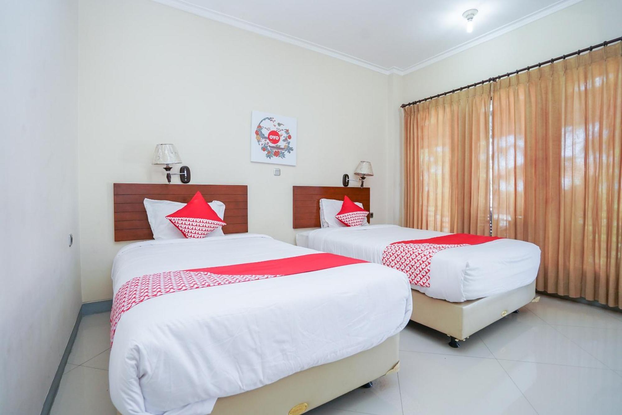OYO 1430 Hotel Ratna Syariah Probolinggo Bagian luar foto