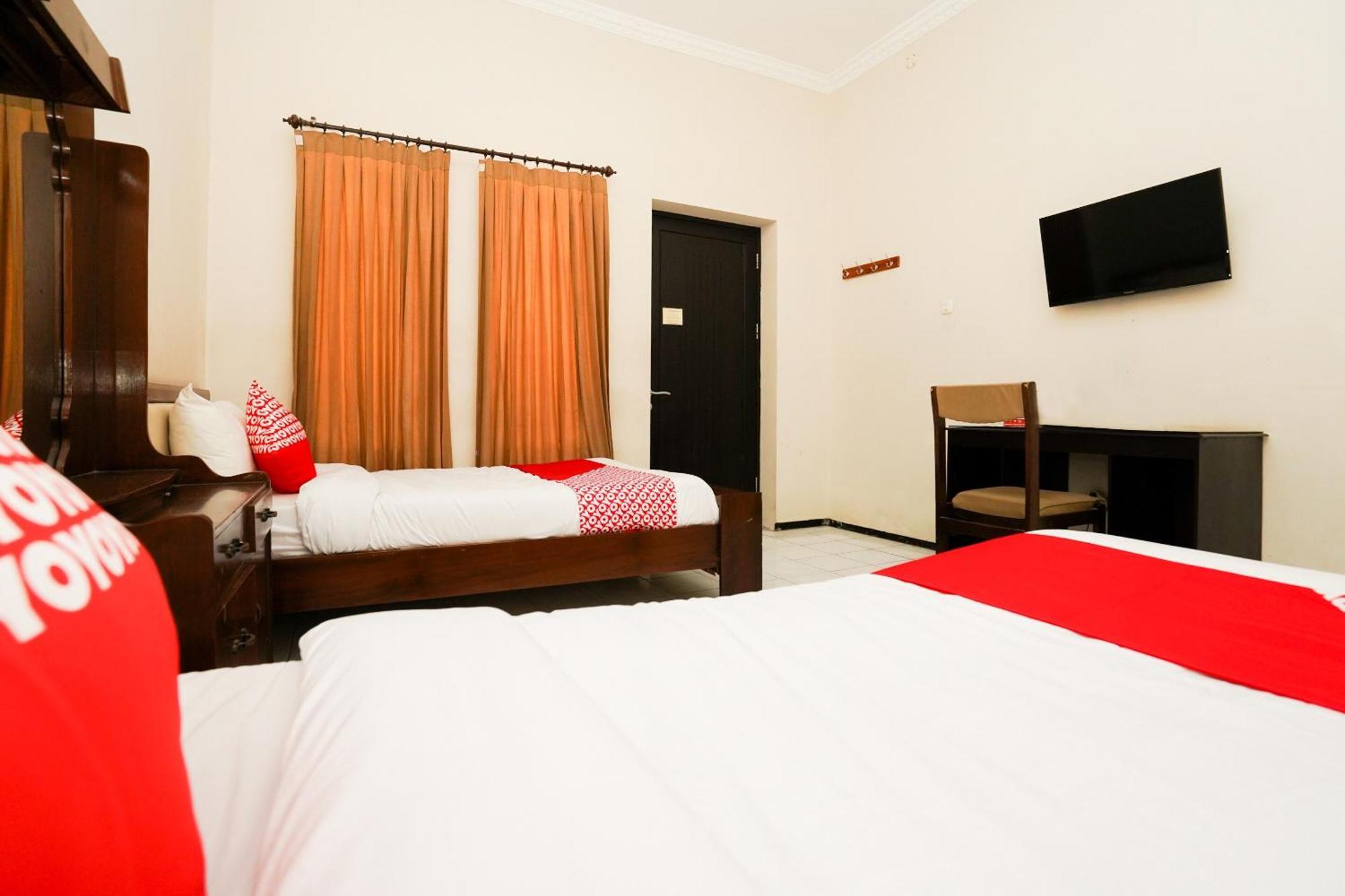 OYO 1430 Hotel Ratna Syariah Probolinggo Bagian luar foto