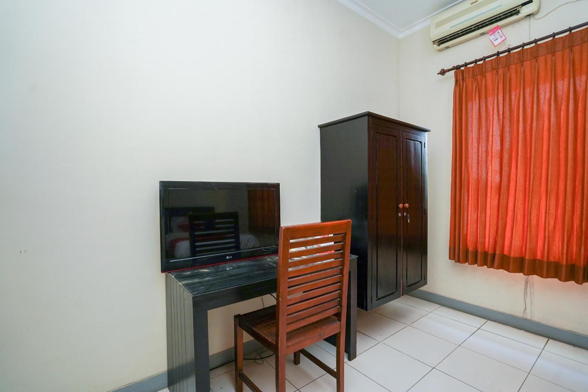 OYO 1430 Hotel Ratna Syariah Probolinggo Bagian luar foto