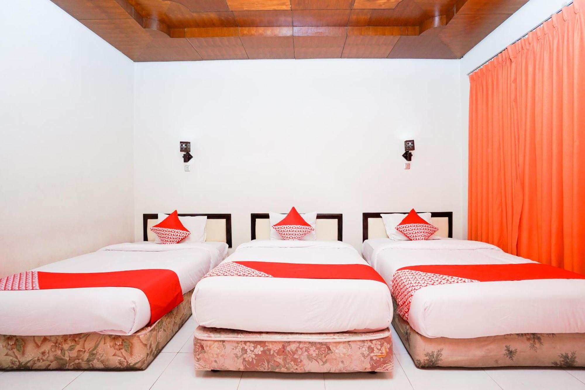 OYO 1430 Hotel Ratna Syariah Probolinggo Bagian luar foto