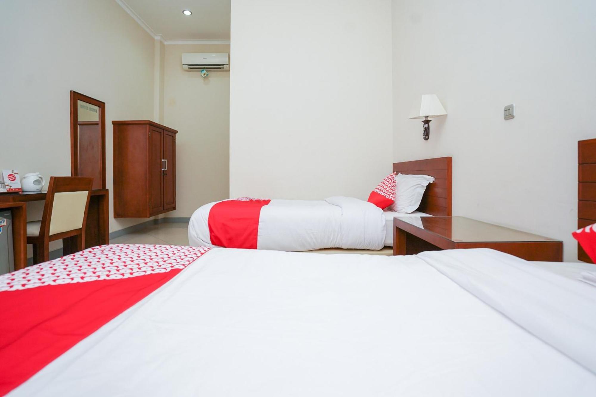 OYO 1430 Hotel Ratna Syariah Probolinggo Bagian luar foto